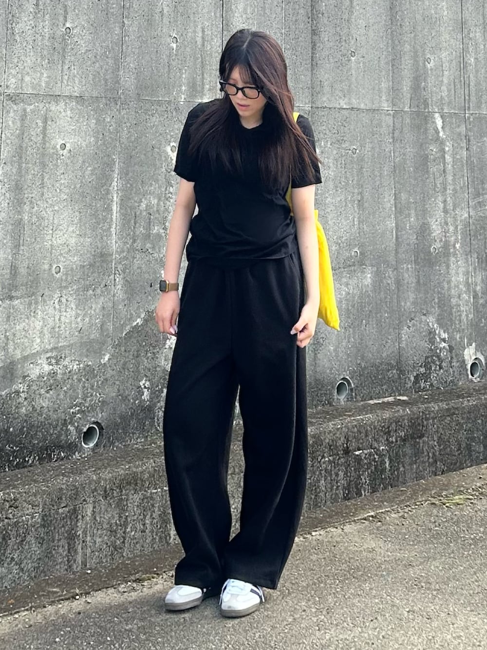 「ブラックコーデ、古着MIX、夏ファッション、楽チンコーデ、Tシャツコーデ、モノトーン、トートバック、メガネ女子、スポーツミックス、スニーカー、adidas、LACOSTE、UNIQLO、通学コーデ、アウトドアスタイル」｜「UNIQLOのアイテム（スウェットパンツ、ブラック系）」を使った、cocoa.さん（骨格ウェーブ・レディース・168cm）の夏コーディネートの3枚目の写真