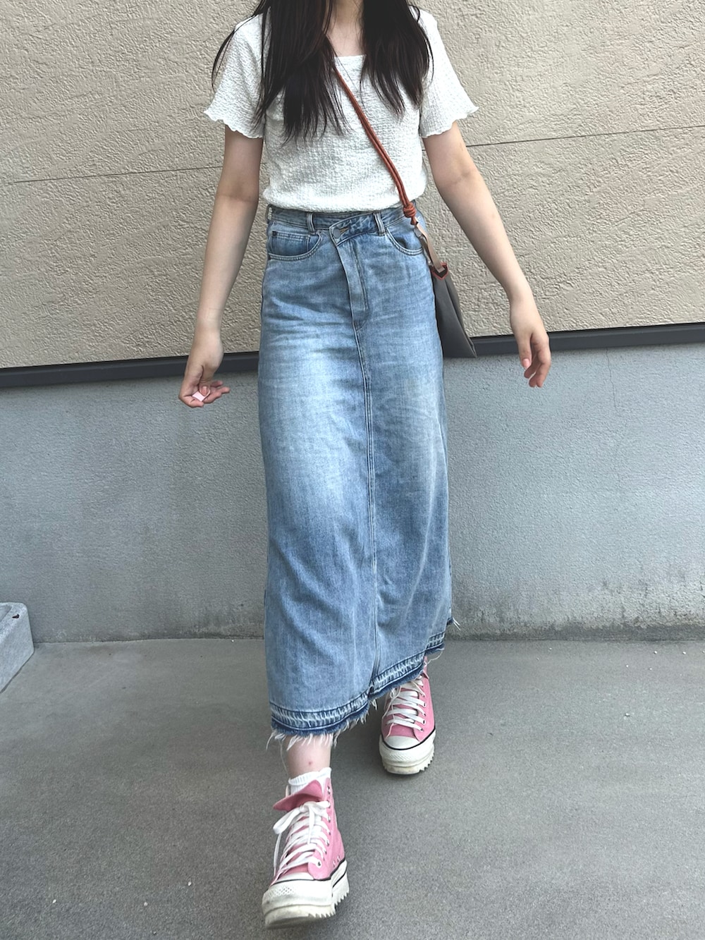 「夏ルックで気分アップ、デニム、厚底シューズ、オトナカジュアル、メガネ女子、フリル、休日スタイル、シンプルコーデ、白Tシャツ、ショルダーバッグ、スニーカー」｜「POLO RALPH LAURENのPOLO RALPH LAUREN レディース ワンポイント 22cm丈 ローゲージ リブソックス 03207538（ソックス/靴下、ホワイト系）」を使った、cocoa.さん（骨格ウェーブ・レディース・168cm）の夏コーディネートの3枚目の写真