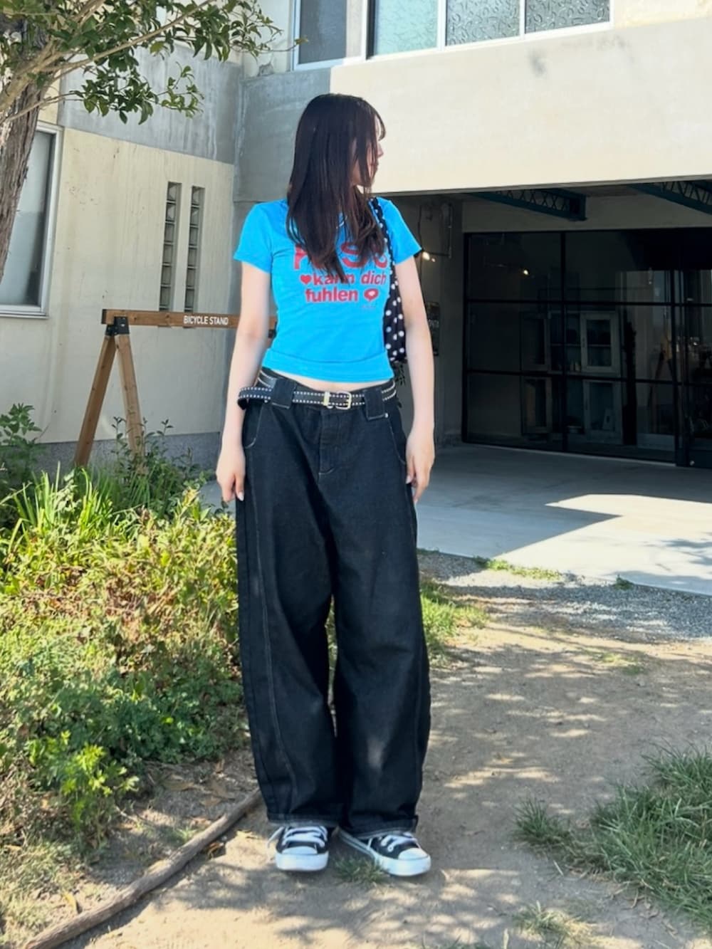 「スポーツミックス、休日スタイル、おしゃれさんと繋がりたい、ミニバッグ、即着シャツコーデ、夏服、古着MIX、カラーコーデ、ロゴT、古着女子」｜「somm.のアイテム（Tシャツ/カットソー、ブルー系）」を使った、cocoa.さん（骨格ウェーブ・レディース・168cm）の秋コーディネートの2枚目の写真