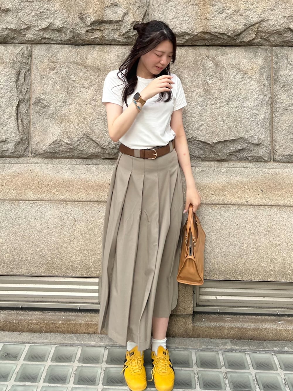「古着MIX、白Tシャツ、夏ファッション、オトナ女子、夏コーデ、プチプラ、デートコーデ、スポーツミックス、淡色コーデ、ロングスカート、きれいめカジュアル、スニーカー、Onitsuka Tiger、カジュアルコーデ」｜「H&Mのアイテム（ベルト、ブラウン系）」を使った、cocoa.さん（骨格ウェーブ・レディース・168cm）の夏コーディネートの2枚目の写真