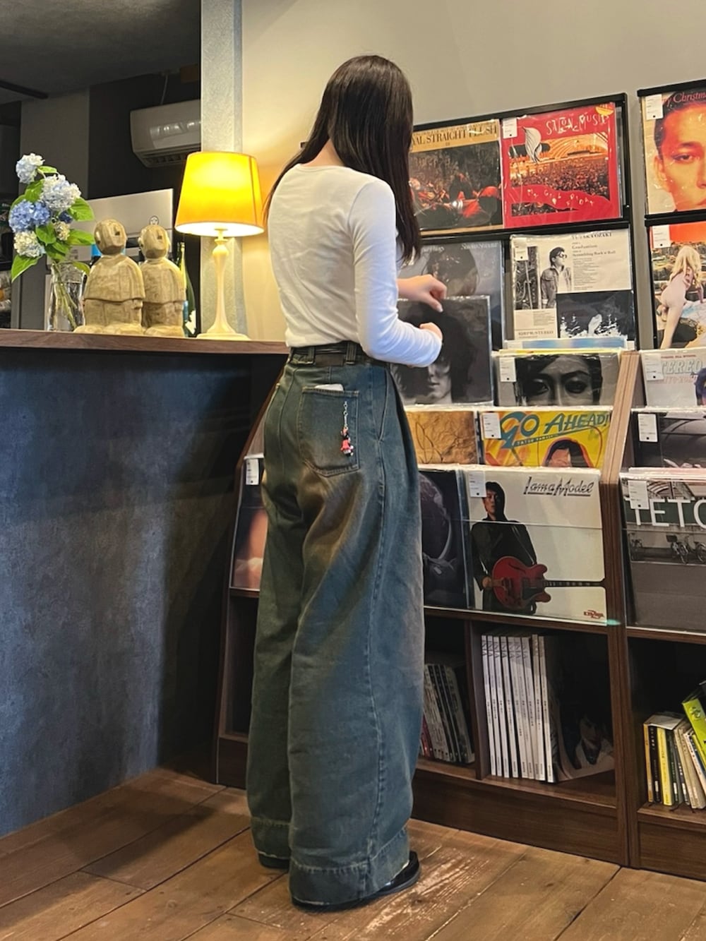 「白Tシャツ、夏コーデ、古着MIX、雨の日コーデ、デートコーデ、スポーツミックス、夏服コーデ、オトナカジュアル、きれいめカジュアル、プチプラ」｜「soerteのWIDE BUGGY VINTAGE LIKE DENIM PANTS " MUD DYEING / WASHED "/ワイドバギーヴィンテージライクデニムパンツ（デニムパンツ、ブルー系）」を使った、cocoa.さん（骨格ウェーブ・レディース・168cm）の夏コーディネートの2枚目の写真