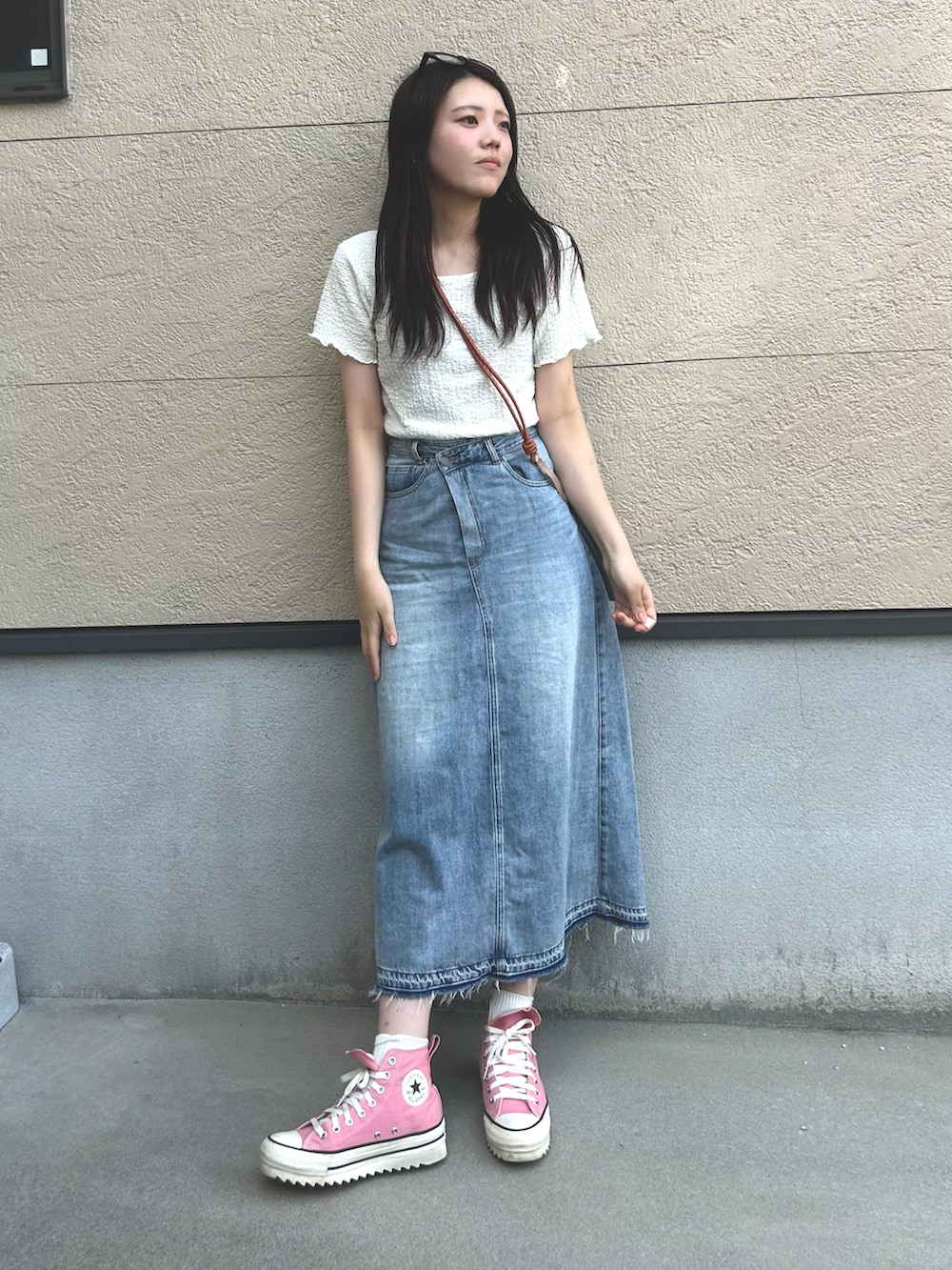 「夏ルックで気分アップ、デニム、厚底シューズ、オトナカジュアル、メガネ女子、フリル、休日スタイル、シンプルコーデ、白Tシャツ、ショルダーバッグ、スニーカー」｜「POLO RALPH LAURENのPOLO RALPH LAUREN レディース ワンポイント 22cm丈 ローゲージ リブソックス 03207538（ソックス/靴下、ホワイト系）」を使った、cocoa.さん（骨格ウェーブ・レディース・168cm）の夏コーディネートの2枚目の写真