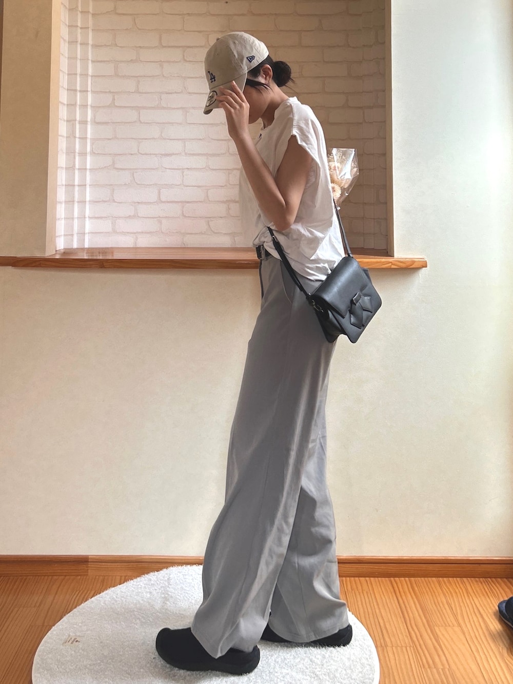 「夏ルックで気分アップ、夏コーデ、ショルダーバッグ、ノースリーブ、休日スタイル、キャップ、シンプルスタイル、夏服コーデ、楽チンコーデ、ホワイト、キャップ女子」｜「UNE MANSIONの【低身長 / 高身長用 サイズ＆丈が選べるスラックス , 男女兼用/UNISEX】】【 12color ／ ３size／ 3lengths 】【 足長効果あり】ベーシックハイウエストワイドスラックス（スラックス、グレー系）」を使った、cocoa.さん（骨格ウェーブ・レディース・168cm）の夏コーディネートの2枚目の写真