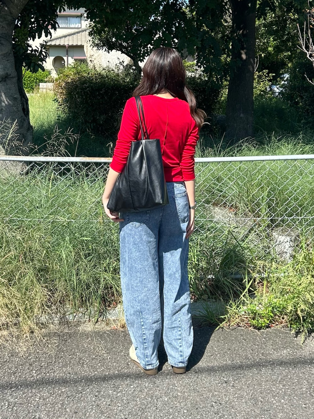 レッド系のその他トップス、ベージュ系のモカシン/デッキシューズを着用したレディースの秋コーディネートの2枚目の写真