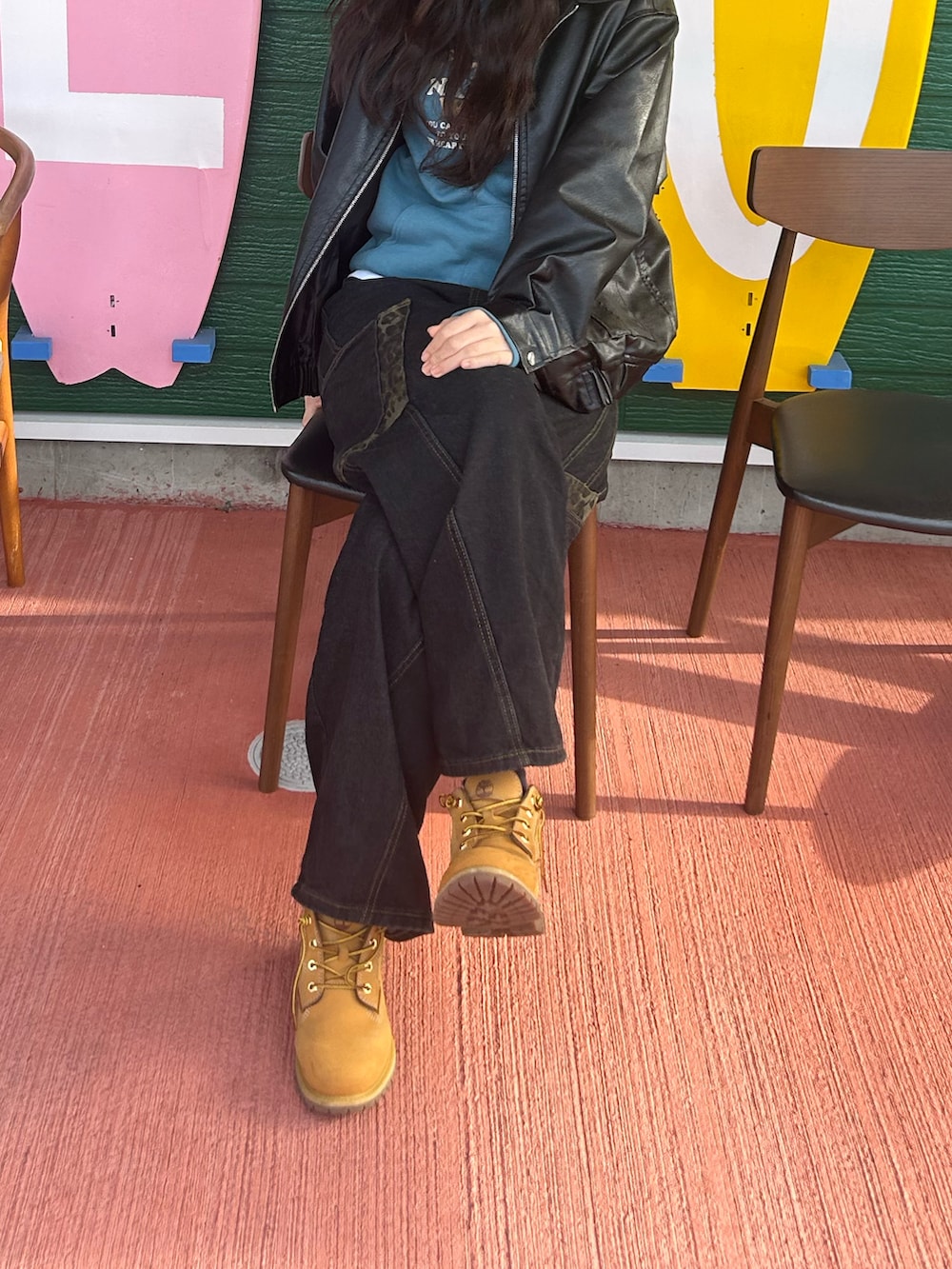 ベージュ系のドレスシューズを着用したレディースの冬コーディネートの2枚目の写真