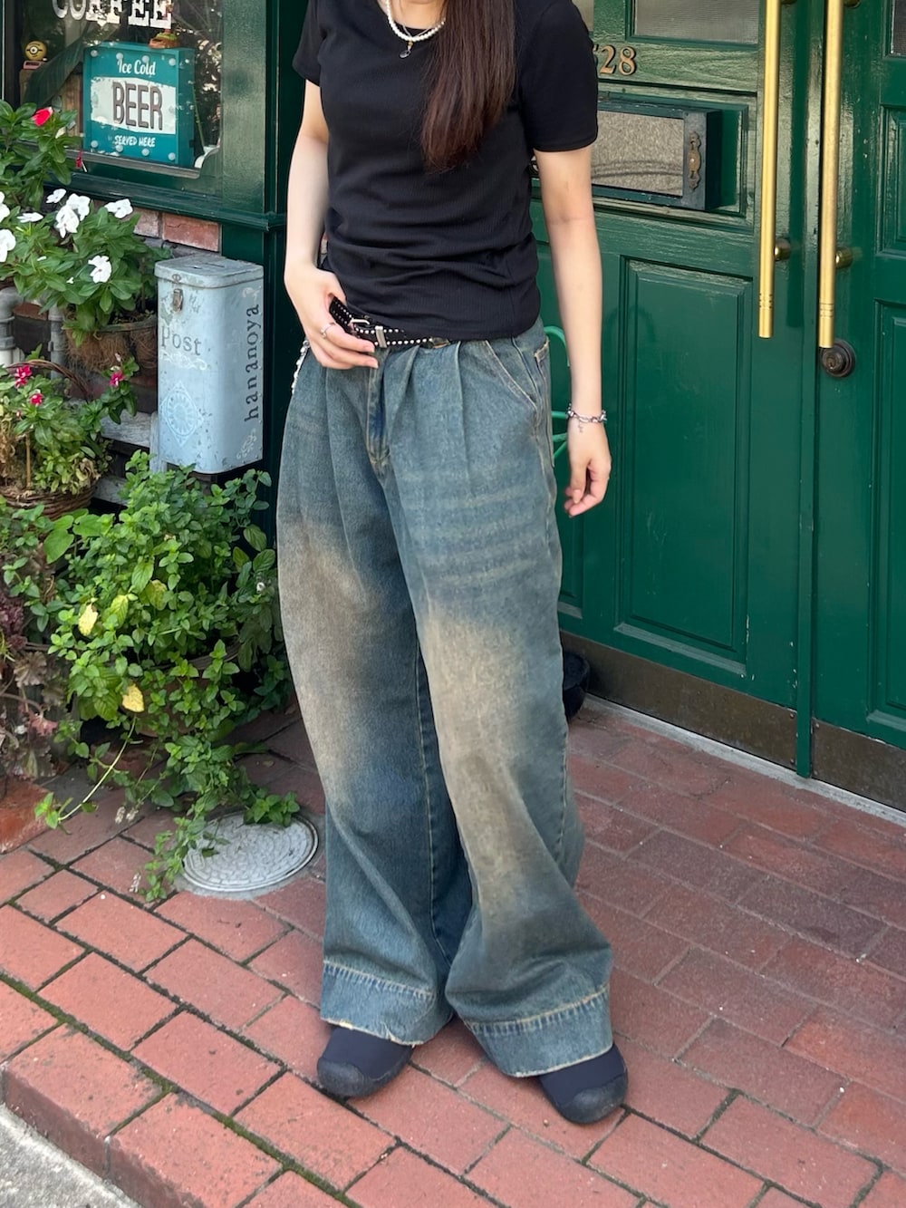 「WEARタイアップ、スポーツミックス、スリッポン、休日スタイル、ラフコーデ、秋、プチプラ、お出かけコーデ、キャップ、デニム、古着MIX、シンプルコーデ」｜「JEANASISのコンパクトリブTEE SS/450938（Tシャツ/カットソー、ブラック系）」を使った、cocoa.さん（骨格ウェーブ・レディース・168cm）の夏コーディネートの3枚目の写真