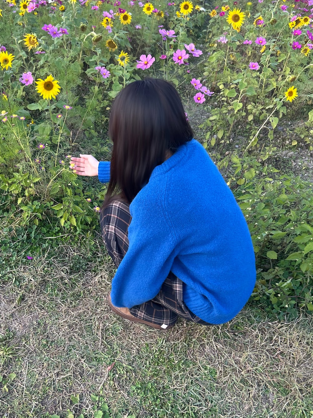 ブラウン系のスニーカー、ブラウン系のメガネを着用したレディースの秋コーディネートの3枚目の写真