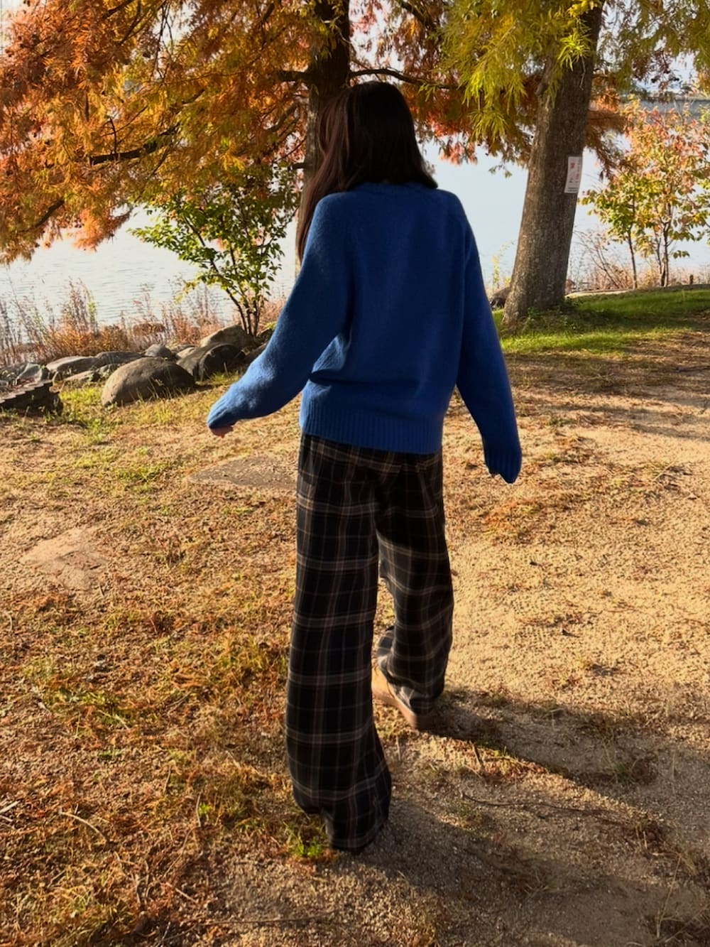 ブラウン系のスニーカー、ブラウン系のメガネを着用したレディースの秋コーディネートの2枚目の写真