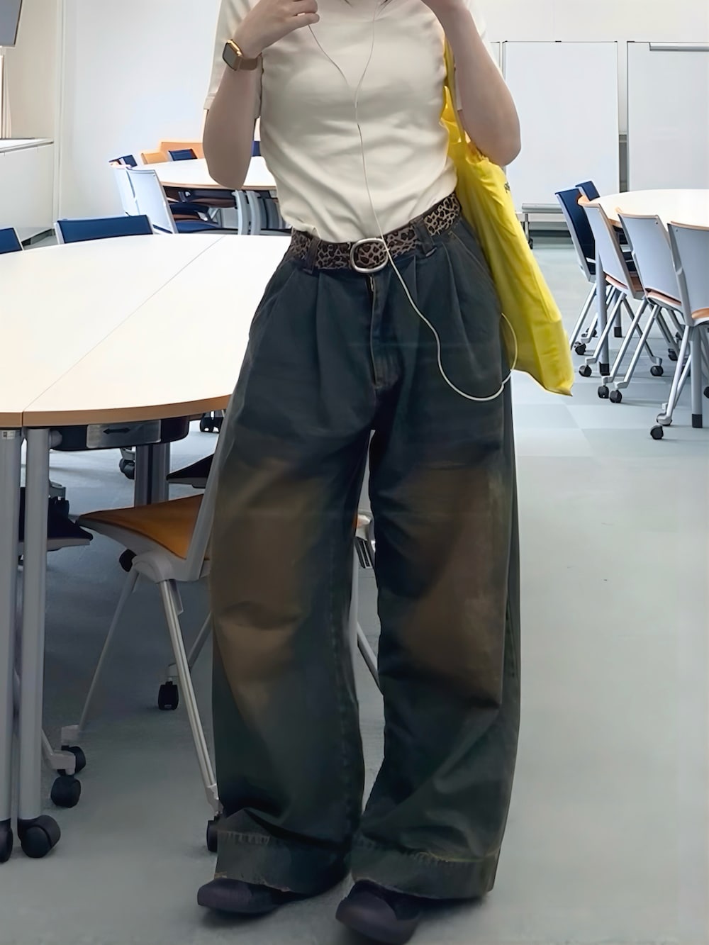 「古着MIX、夏コーデ、韓国ファッション、シンプルスタイル、お出かけコーデ、ラフコーデ、今日のコーデ、ootd、outfit、雨の日コーデ、トートバック、スポーツミックス、きれいめカジュアル、スニーカー、ホワイトコーデ」｜「VipoaのHapponessロゴトートバッグ（トートバッグ、イエロー系）」を使った、cocoa.さん（骨格ウェーブ・レディース・168cm）の夏コーディネートの3枚目の写真