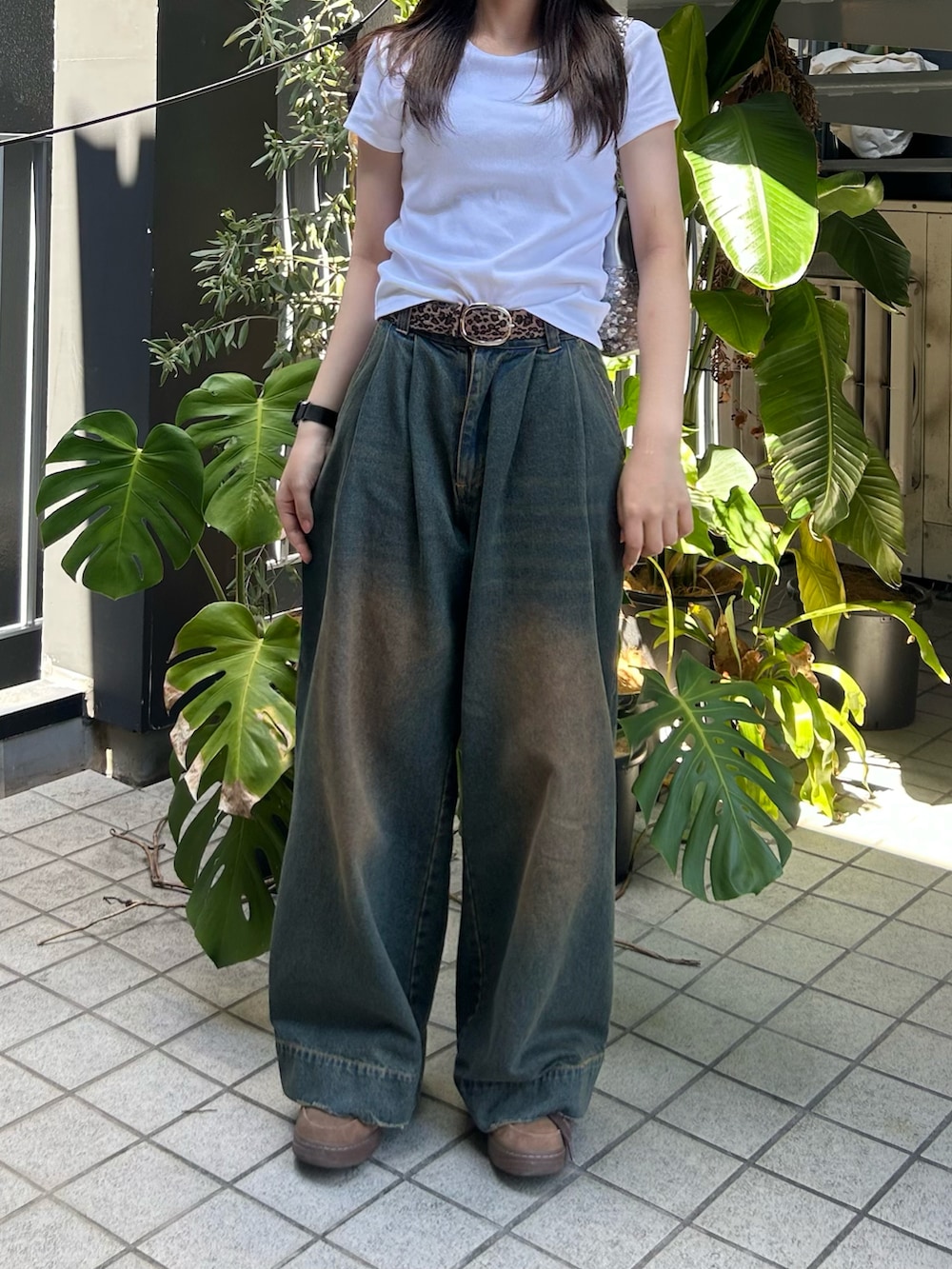 「夏ルックで気分アップ、デニム、白Tシャツ、休日スタイル、シンプルコーデ、きれいめカジュアル、夏コーデ、ショルダーバッグ、スニーカー、スポーツミックス、プチプラ」｜「WHO'S WHO galleryの【新色追加】アソート柄ベルト（ベルト、ブラウン系）」を使った、cocoa.さん（骨格ウェーブ・レディース・168cm）の夏コーディネートの3枚目の写真