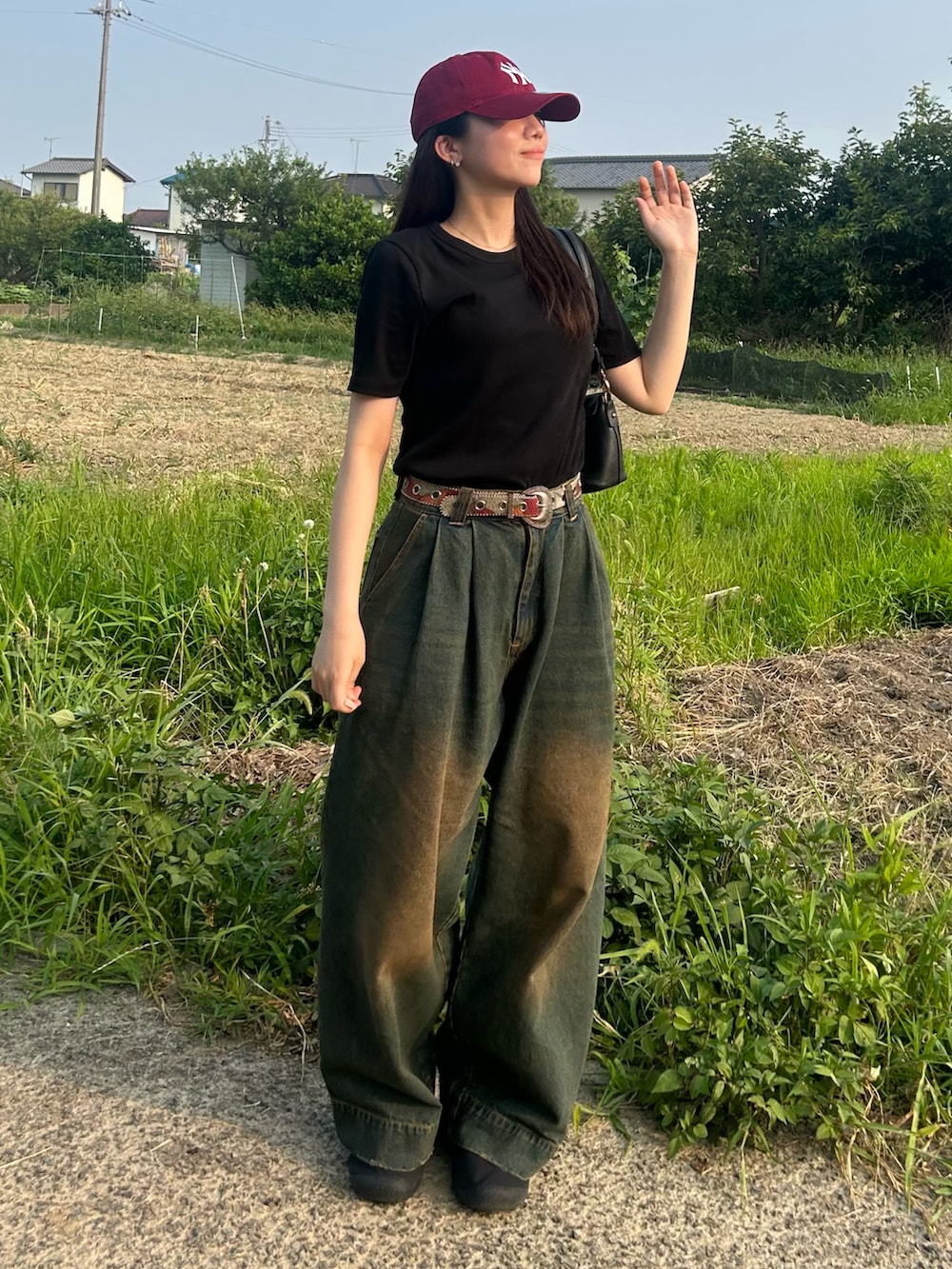 「アウトドアスタイル、ラクチンコーデ、パンツコーデ、夏、プチプラ、デニムコーデ、夏コーデ、古着MIX、ブラックコーデ、お出かけコーデ、キャップ、カラーコーデ、デニム、休日スタイル、Tシャツコーデ」｜「soerteのWIDE BUGGY VINTAGE LIKE DENIM PANTS " MUD DYEING / WASHED "/ワイドバギーヴィンテージライクデニムパンツ（デニムパンツ、ブルー系）」を使った、cocoa.さん（骨格ウェーブ・レディース・168cm）の夏コーディネートの2枚目の写真