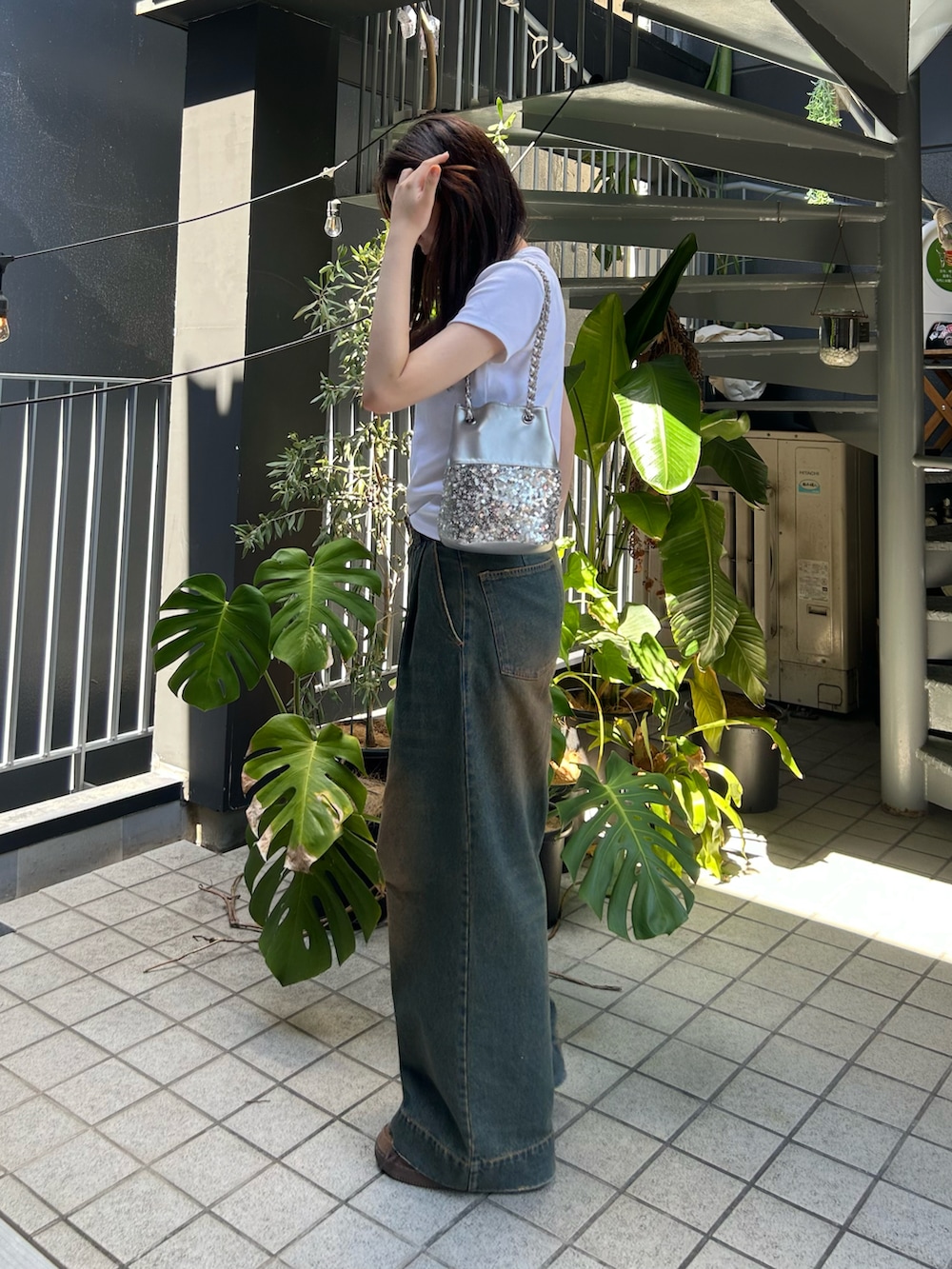 「夏ルックで気分アップ、デニム、白Tシャツ、休日スタイル、シンプルコーデ、きれいめカジュアル、夏コーデ、ショルダーバッグ、スニーカー、スポーツミックス、プチプラ」｜「WHO'S WHO galleryの【新色追加】アソート柄ベルト（ベルト、ブラウン系）」を使った、cocoa.さん（骨格ウェーブ・レディース・168cm）の夏コーディネートの2枚目の写真