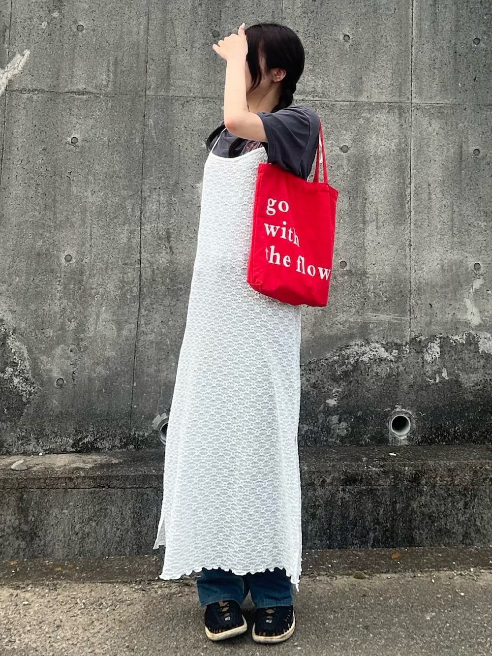 「古着MIX、夏コーデ、雨の日コーデ、トートバック、デートコーデ、ワンピース、スポーツミックス、ロングスカート、レイヤードスタイル、デニム、シアー、ラクチンコーデ」｜「nemne storeの【サイズアソート(オーバーサイズ・クロップトサイズ)】ピグメントTシャツ（Tシャツ/カットソー、ブラック系）」を使った、cocoa.さん（骨格ウェーブ・レディース・168cm）の夏コーディネートの2枚目の写真