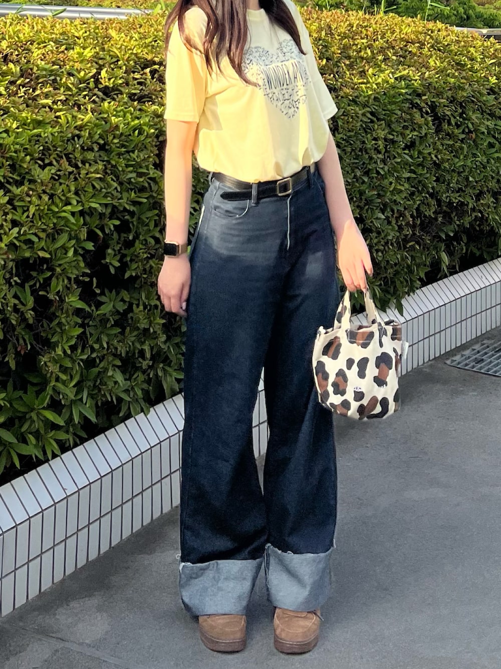 その他のバッグ、ブルー系のデニムパンツ、ブラウン系のスニーカーを着用したレディースの夏コーディネートの3枚目の写真