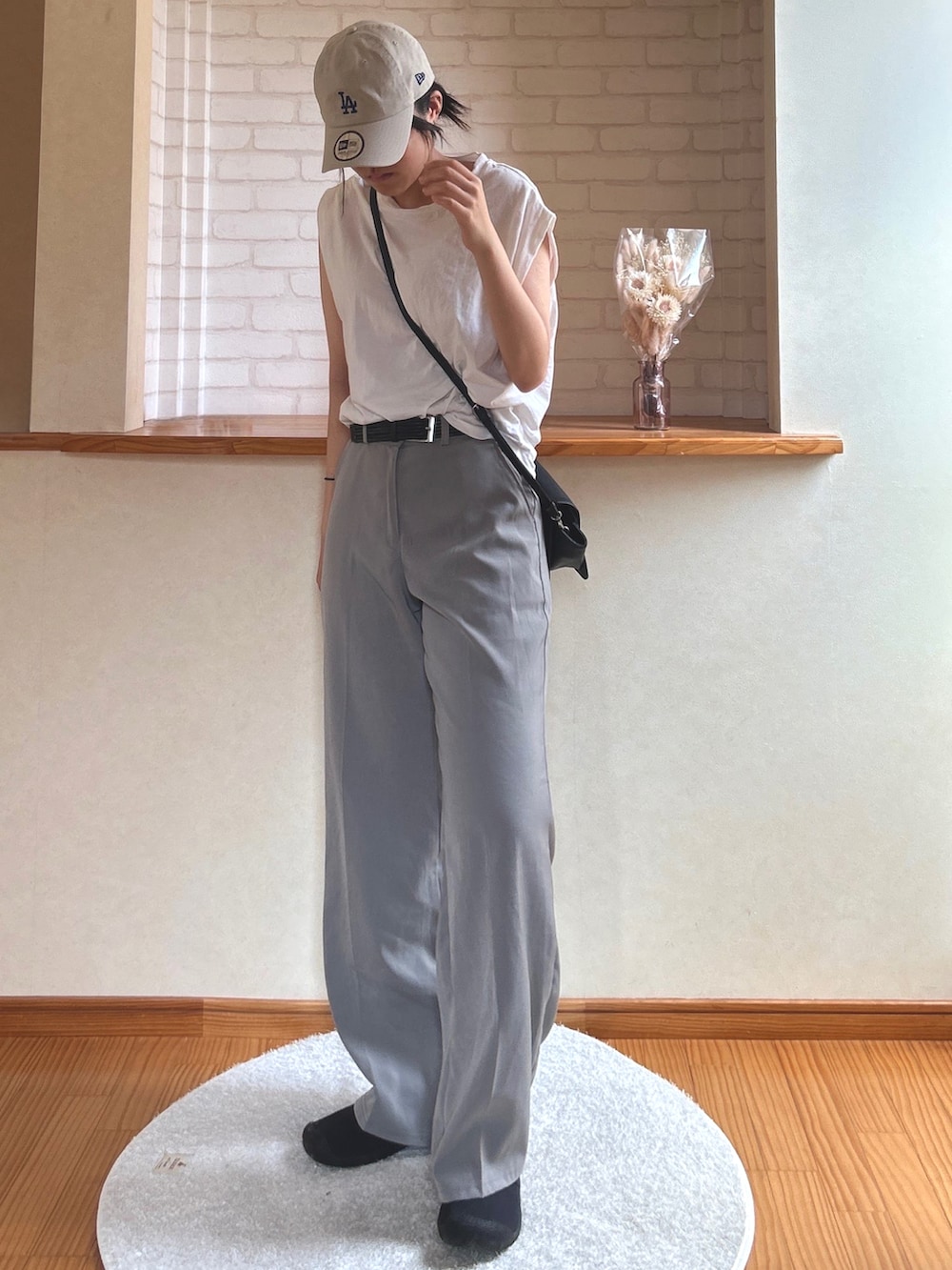「夏ルックで気分アップ、夏コーデ、ショルダーバッグ、ノースリーブ、休日スタイル、キャップ、シンプルスタイル、夏服コーデ、楽チンコーデ、ホワイト、キャップ女子」｜「UNE MANSIONの【低身長 / 高身長用 サイズ＆丈が選べるスラックス , 男女兼用/UNISEX】】【 12color ／ ３size／ 3lengths 】【 足長効果あり】ベーシックハイウエストワイドスラックス（スラックス、グレー系）」を使った、cocoa.さん（骨格ウェーブ・レディース・168cm）の夏コーディネートの3枚目の写真