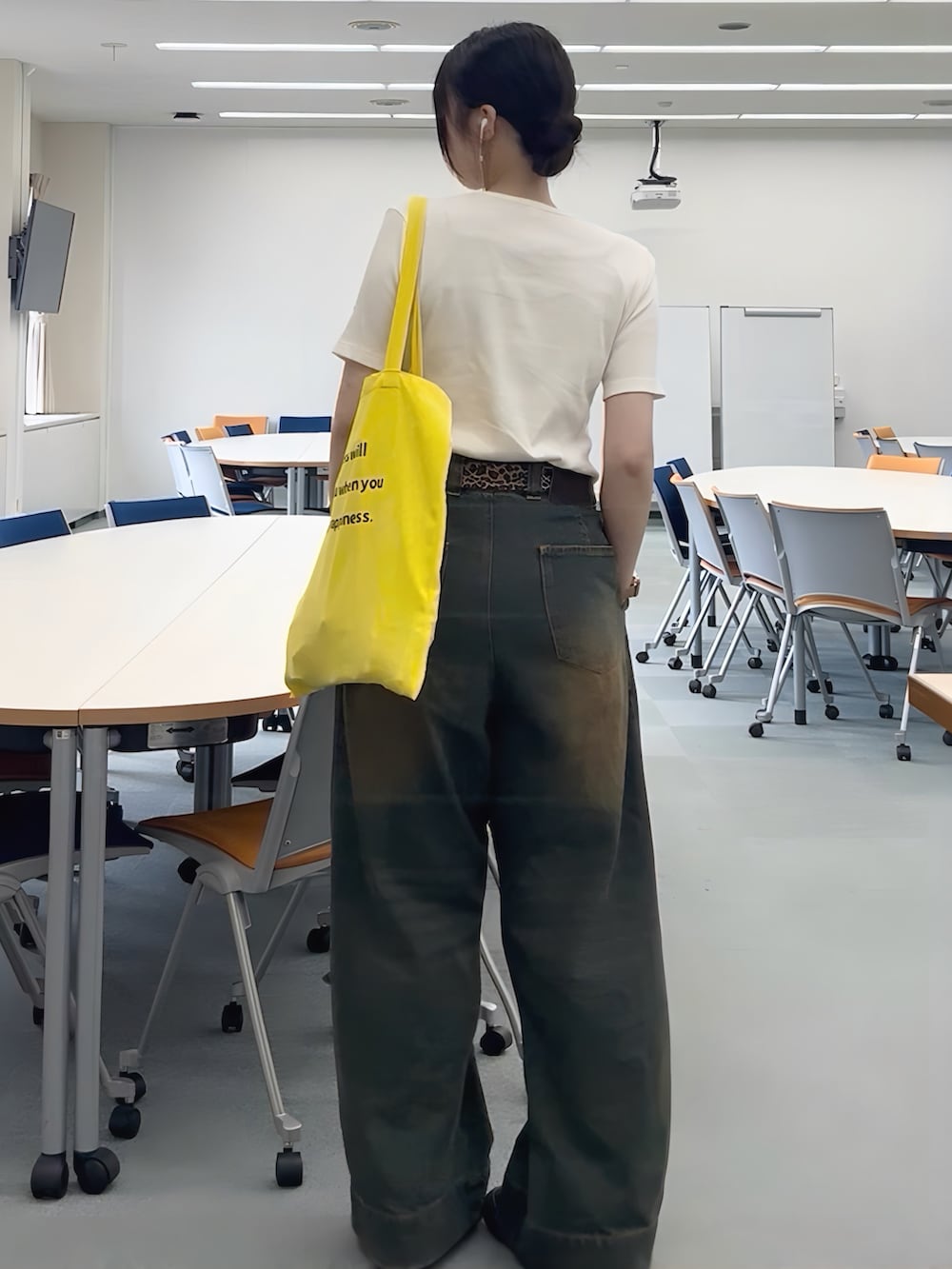 「古着MIX、夏コーデ、韓国ファッション、シンプルスタイル、お出かけコーデ、ラフコーデ、今日のコーデ、ootd、outfit、雨の日コーデ、トートバック、スポーツミックス、きれいめカジュアル、スニーカー、ホワイトコーデ」｜「VipoaのHapponessロゴトートバッグ（トートバッグ、イエロー系）」を使った、cocoa.さん（骨格ウェーブ・レディース・168cm）の夏コーディネートの2枚目の写真