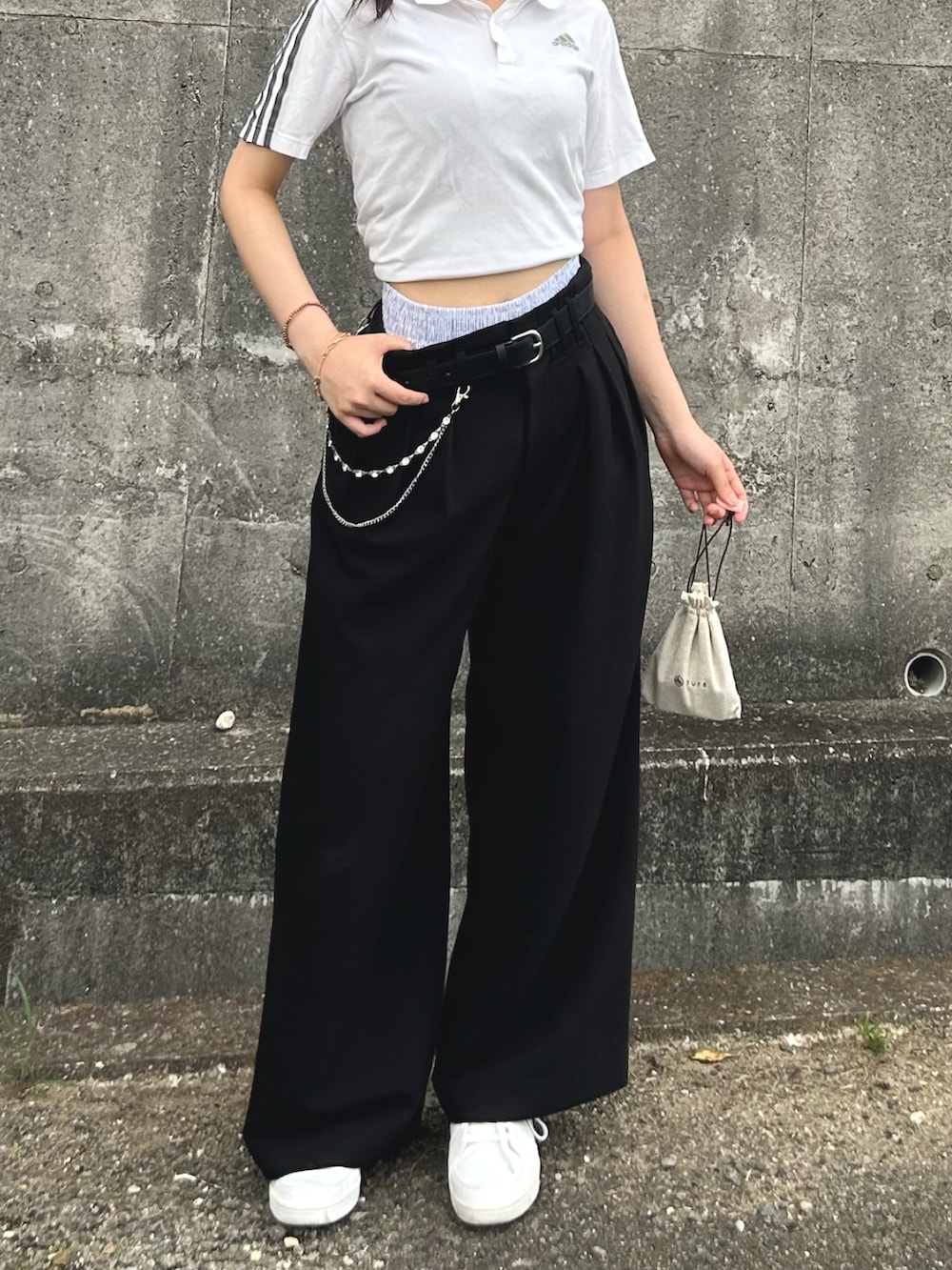 「夏ファッション、夏コーデ、韓国ファッション、プチプラ、古着MIX、ブラックコーデ、ポロシャツ、休日スタイル、adidas、夏ルックで気分アップ」｜「WYM LIDNMのSLIGHT FLARE DOUBLE CLOTH BAGGY SLACKS（スラックス、ブラック系）」を使った、cocoa.さん（骨格ウェーブ・レディース・168cm）の夏コーディネートの3枚目の写真