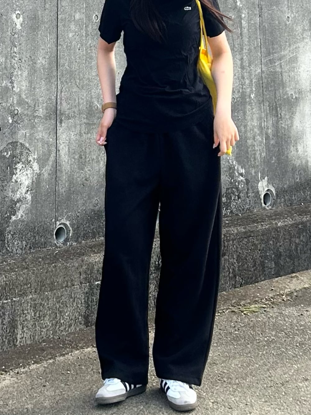 「ブラックコーデ、古着MIX、夏ファッション、楽チンコーデ、Tシャツコーデ、モノトーン、トートバック、メガネ女子、スポーツミックス、スニーカー、adidas、LACOSTE、UNIQLO、通学コーデ、アウトドアスタイル」｜「UNIQLOのアイテム（スウェットパンツ、ブラック系）」を使った、cocoa.さん（骨格ウェーブ・レディース・168cm）の夏コーディネートの4枚目の写真