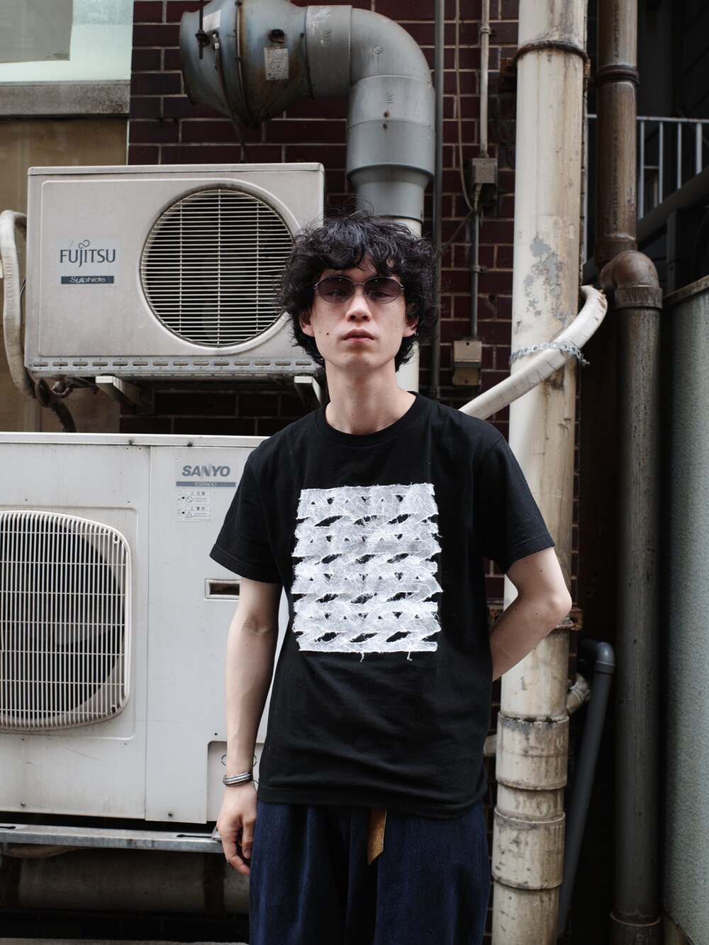 「ロゴT、フリル、古着MIX、きれいめカジュアル、シンプルコーデ、初夏コーデ、オフィスカジュアル、メンズコーデ」｜「ATOZのアイテム（スラックス、ブルー系）」を使った、amoyryobyticさん（メンズ・171cm）の春コーディネートの3枚目の写真