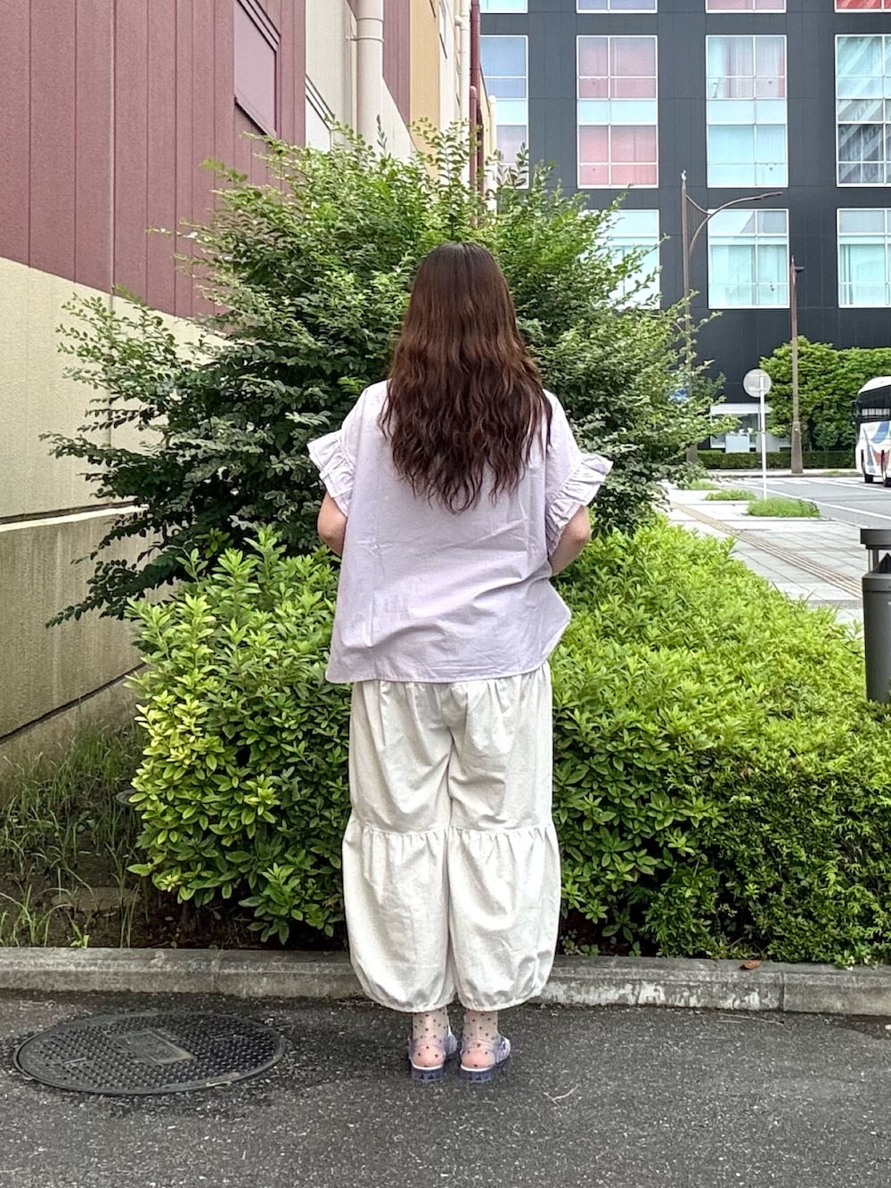 その他のサンダル、パープル系のシャツ/ブラウス、ブラック系のポーチを着用したレディースの夏コーディネートの2枚目の写真