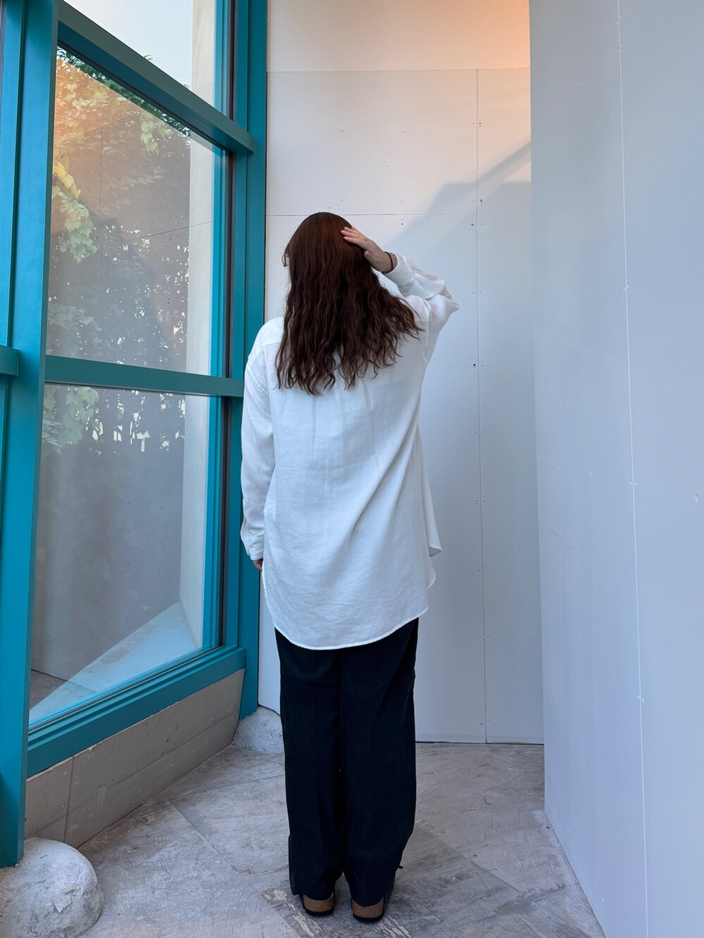 ホワイト系のシャツ/ブラウス、ブラック系のその他パンツ、グレー系のサンダルを着用したレディースの秋コーディネートの2枚目の写真