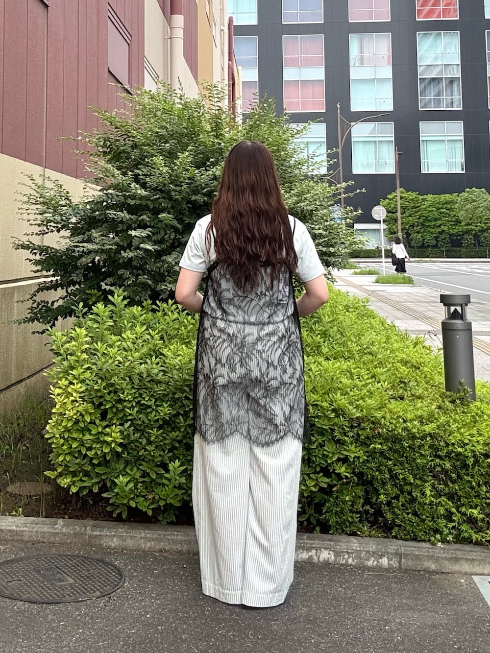 ブルー系のTシャツ/カットソー、ブラック系のキャミソール、ブルー系のその他パンツを着用したレディースの夏コーディネートの2枚目の写真