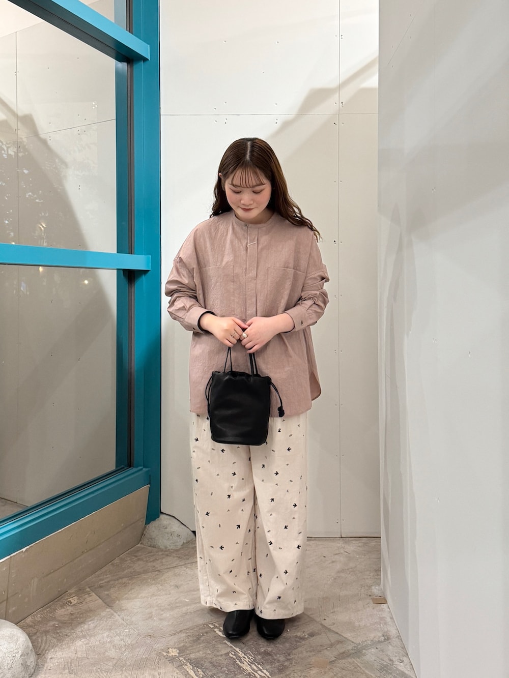 ピンク系のシャツ/ブラウス、ホワイト系のその他パンツを着用したレディースの冬コーディネートの2枚目の写真