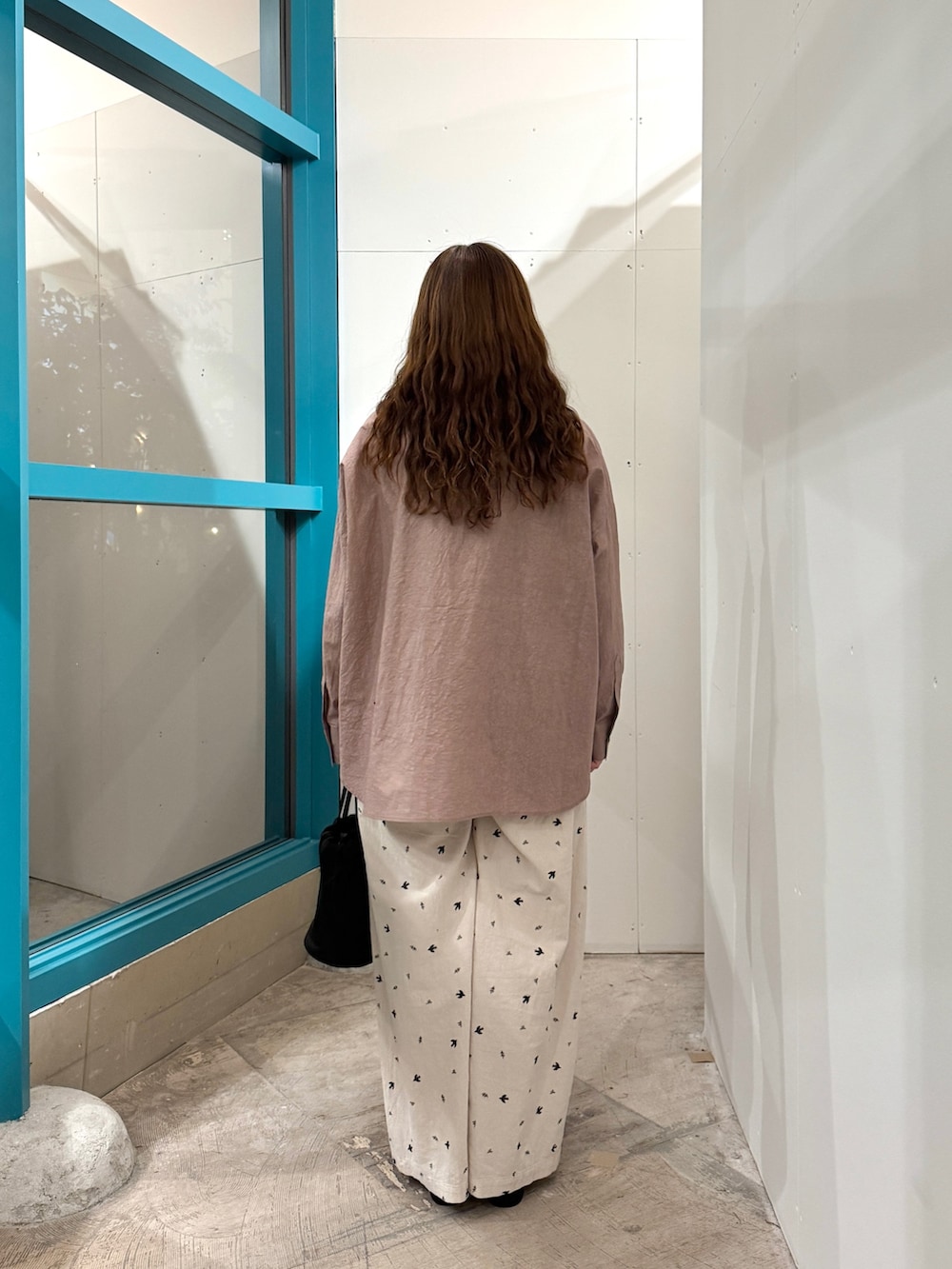 ピンク系のシャツ/ブラウス、ホワイト系のその他パンツを着用したレディースの冬コーディネートの3枚目の写真