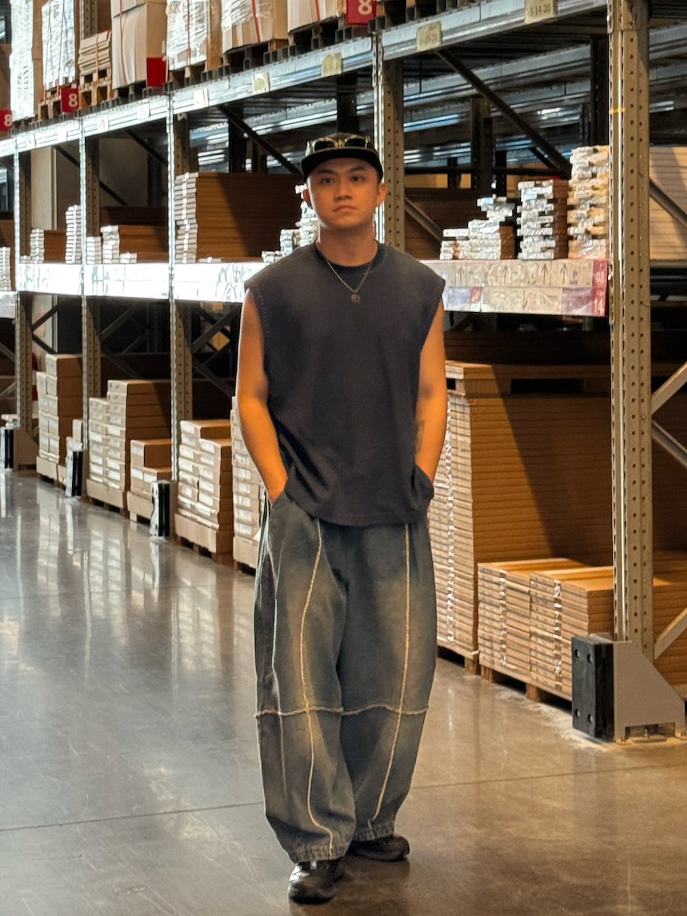 ブルー系のトップス、ブルー系のデニムパンツ、ブラック系のスニーカーを着用したメンズの秋コーディネートの3枚目の写真