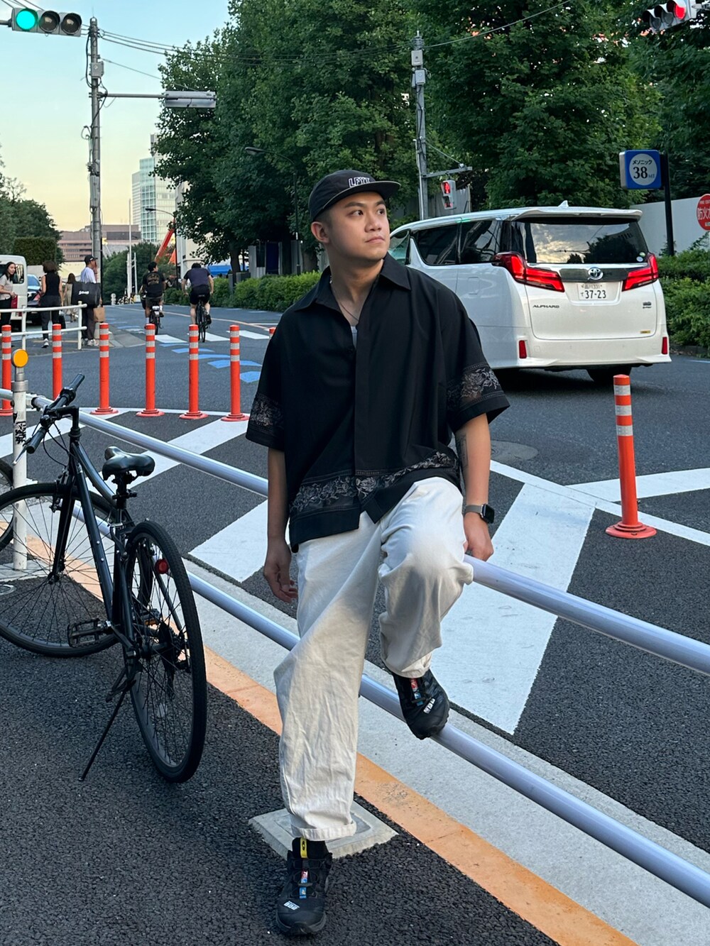 ホワイト系のチノパンツ、ブラック系のシャツ/ブラウスを着用したメンズの夏コーディネートの3枚目の写真