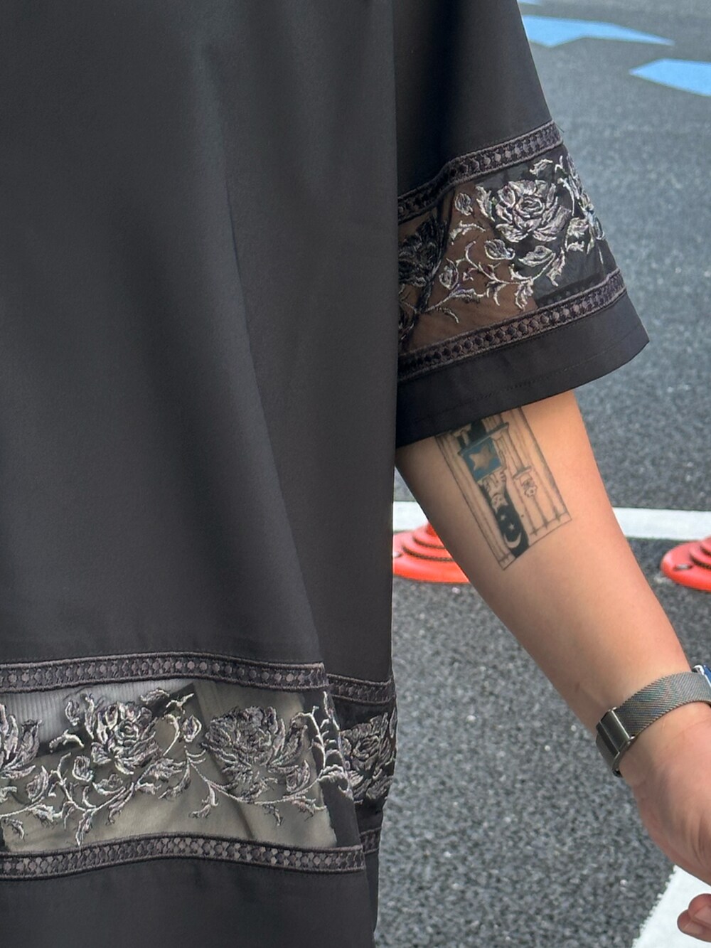 ホワイト系のチノパンツ、ブラック系のシャツ/ブラウスを着用したメンズの夏コーディネートの2枚目の写真