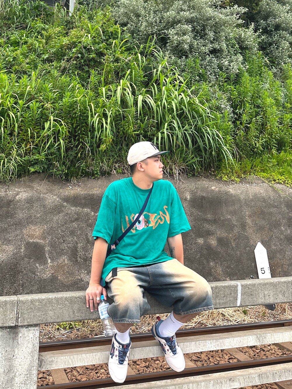 グリーン系のTシャツ/カットソー、ホワイト系のスニーカー、ホワイト系のスニーカーを着用したメンズの夏コーディネートの2枚目の写真