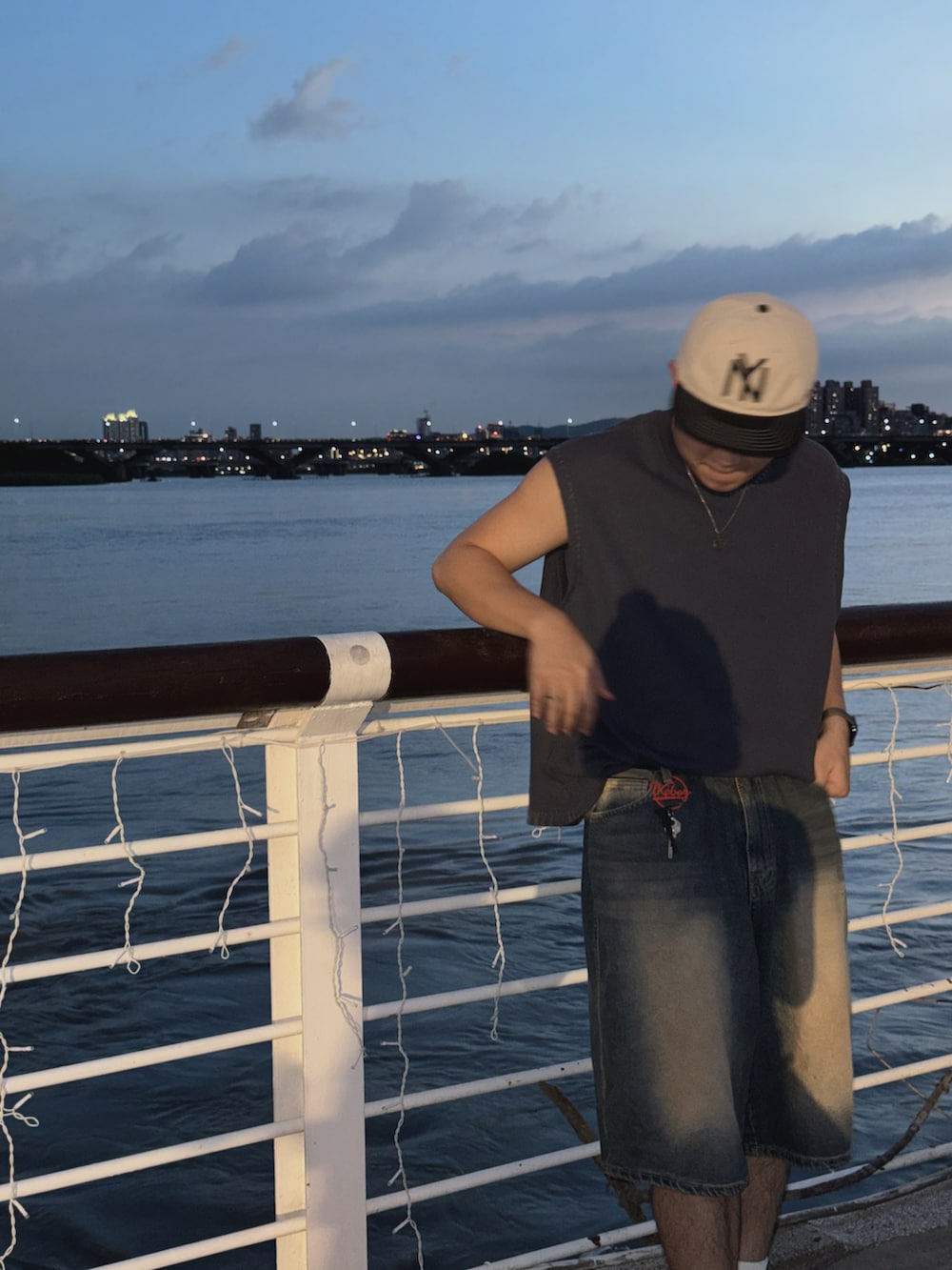 「夏コーデ、ootd、denim、背心、七分褲、Taiwan、TAIPEI」｜「AMERICAN NEEDLEのAMERICAN NEEDLE Negro League ニューヨーク・ブラックヤンキース【Line Out】 smu700a-nby（キャップ、ホワイト系）」を使った、KMさん（メンズ・175cm）の夏コーディネートの2枚目の写真