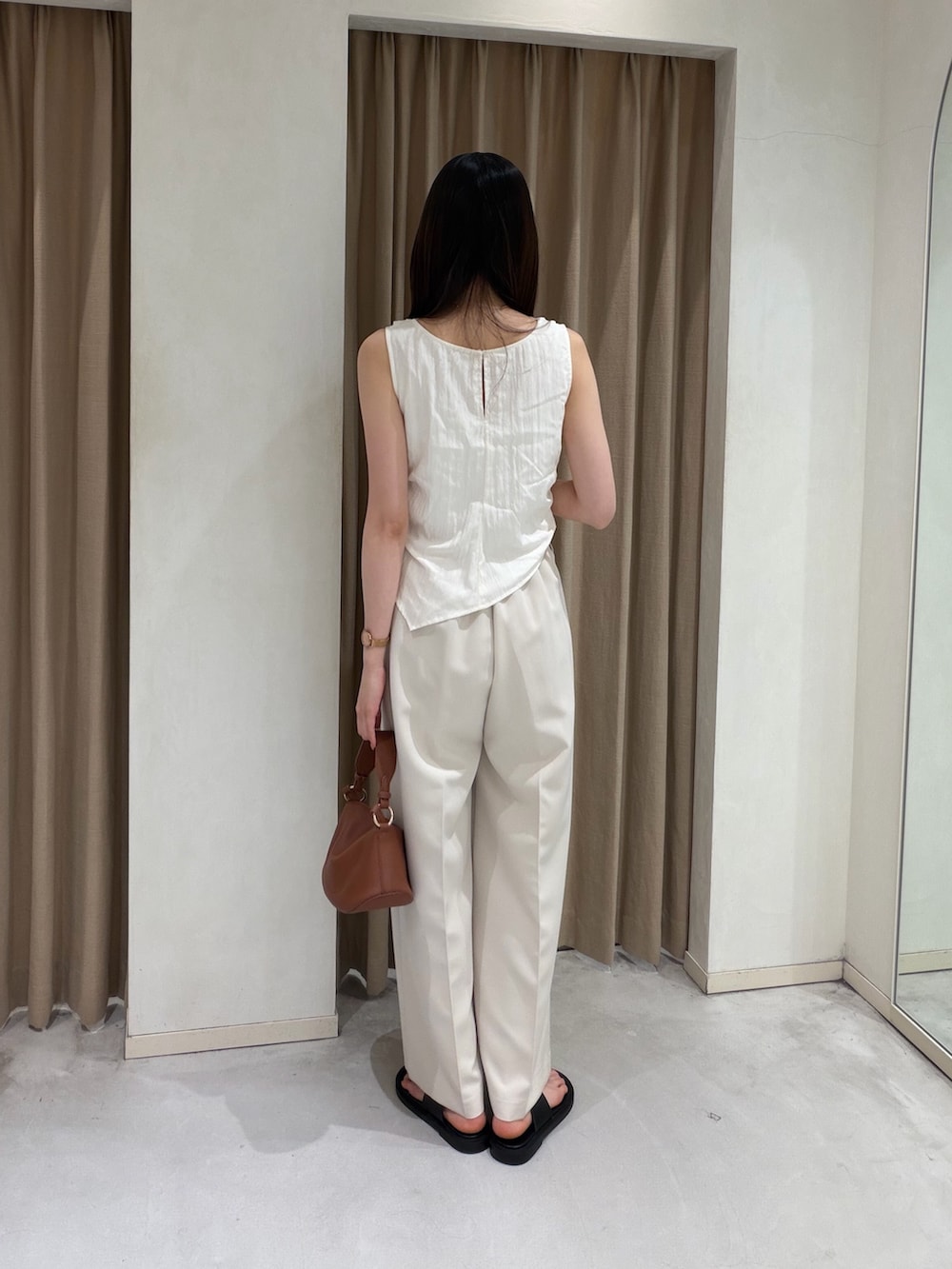 ホワイト系のシャツ/ブラウス、ホワイト系のその他パンツ、ブラウン系のショルダーバッグを着用したレディースの夏コーディネートの3枚目の写真