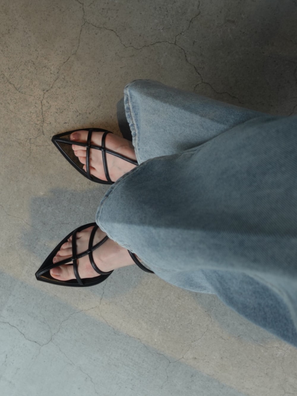 ホワイト系のニット/セーター、ブルー系のデニムパンツ、ホワイト系のショルダーバッグを着用したレディースの夏コーディネートの7枚目の写真