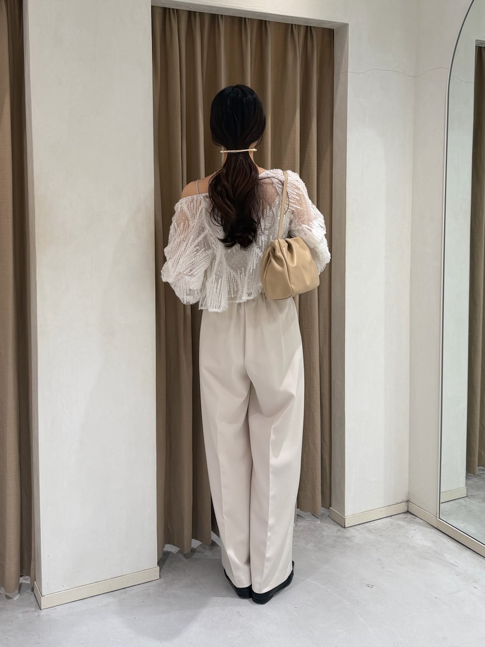 ホワイト系のその他パンツ、ベージュ系のショルダーバッグ、ホワイト系のシャツ/ブラウスを着用したレディースの春コーディネートの3枚目の写真
