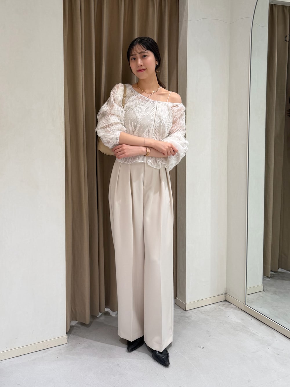 ホワイト系のその他パンツ、ベージュ系のショルダーバッグ、ホワイト系のシャツ/ブラウスを着用したレディースの春コーディネートの4枚目の写真