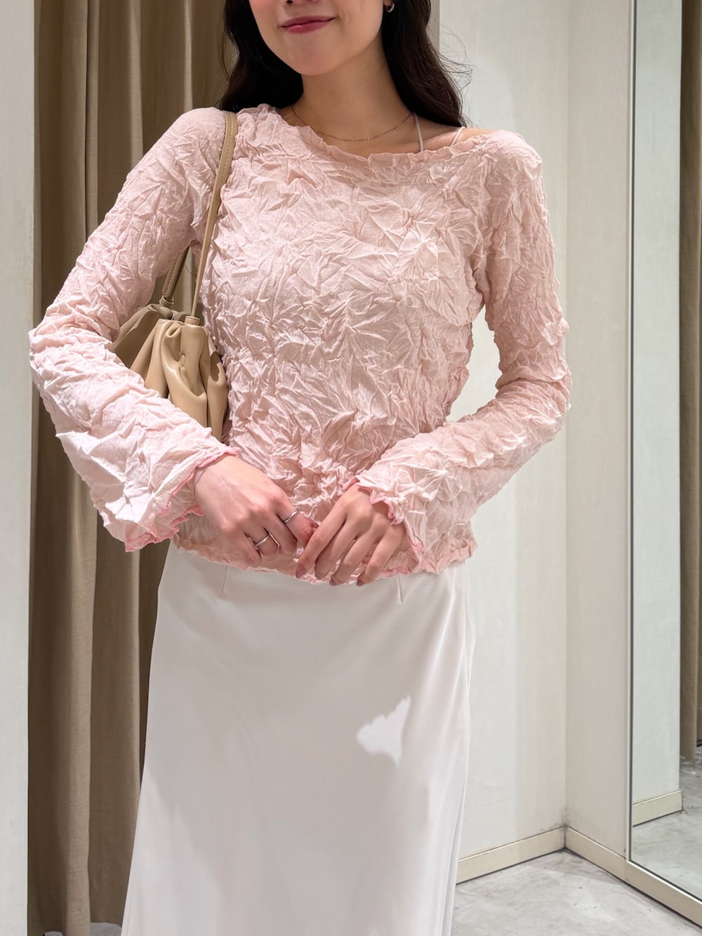 ブラック系のローファー、ベージュ系のショルダーバッグ、ピンク系のニット/セーターを着用したレディースの春コーディネートの5枚目の写真