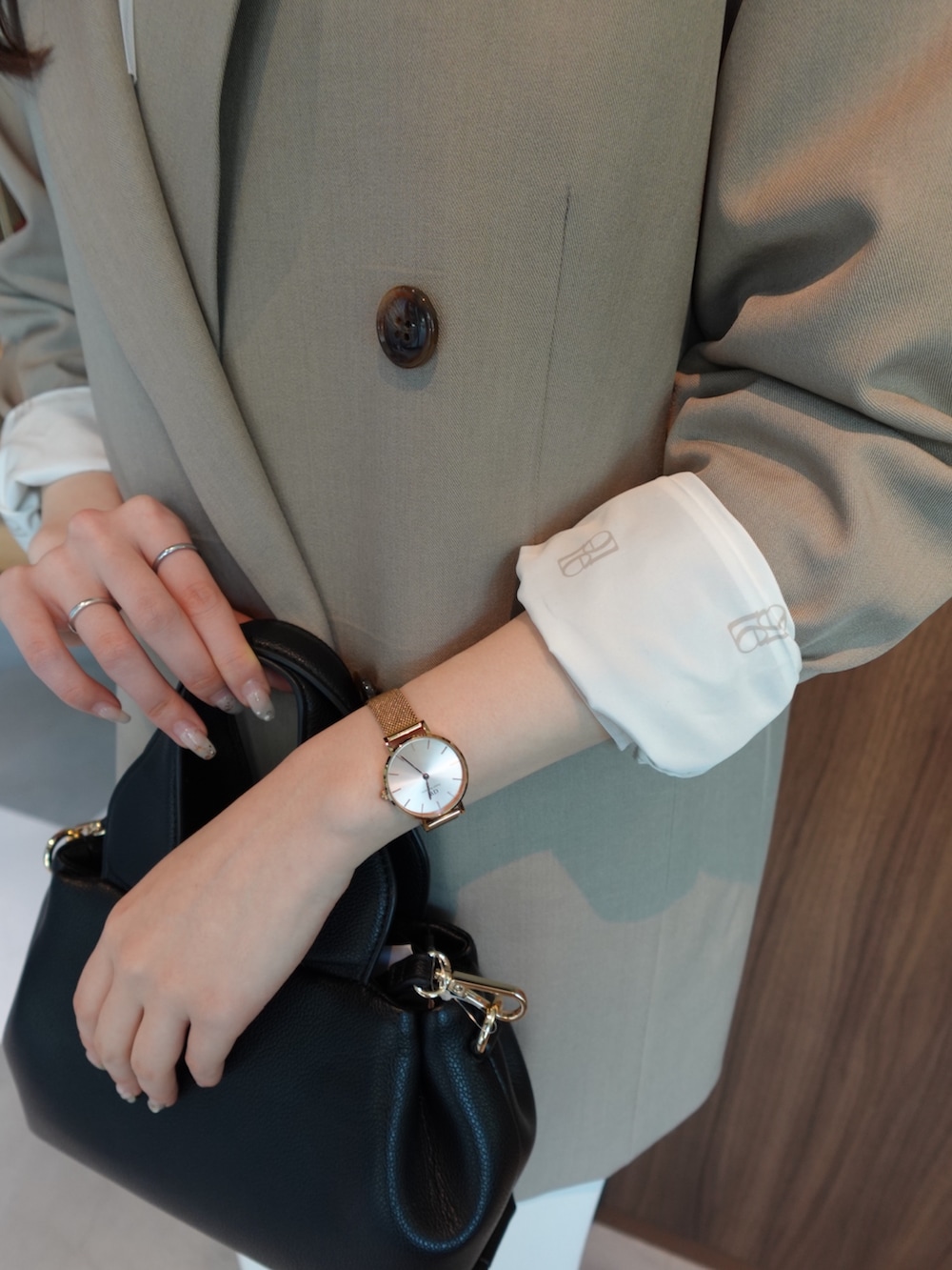 ベージュ系のテーラードジャケット、ホワイト系のTシャツ/カットソー、ホワイト系のスカートを着用したレディースの冬コーディネートの5枚目の写真