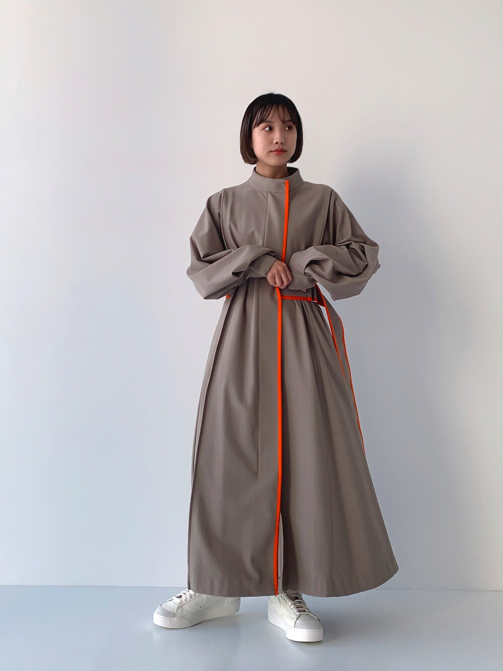 ベージュ系のワンピースを着用したレディースの秋コーディネートの3枚目の写真