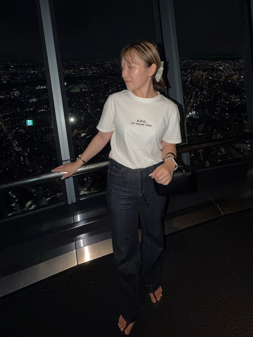 ホワイト系のTシャツ/カットソー、ブルー系のデニムパンツ、ブラック系のサンダルを着用したレディースの夏コーディネートの3枚目の写真
