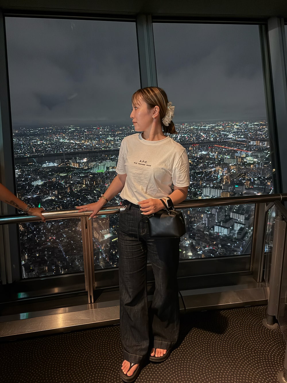 ホワイト系のTシャツ/カットソー、ブルー系のデニムパンツ、ブラック系のサンダルを着用したレディースの夏コーディネートの2枚目の写真