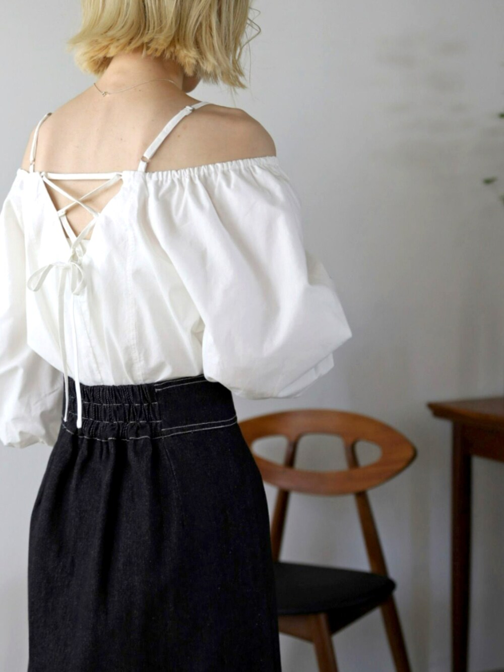 ホワイト系のシャツ/ブラウス、ブラック系のデニムスカートを着用したレディースの夏コーディネートの2枚目の写真