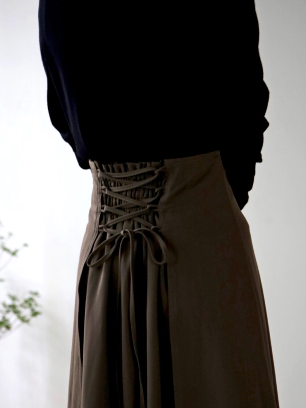 ブラウン系のスカートを着用したレディースの夏コーディネートの2枚目の写真