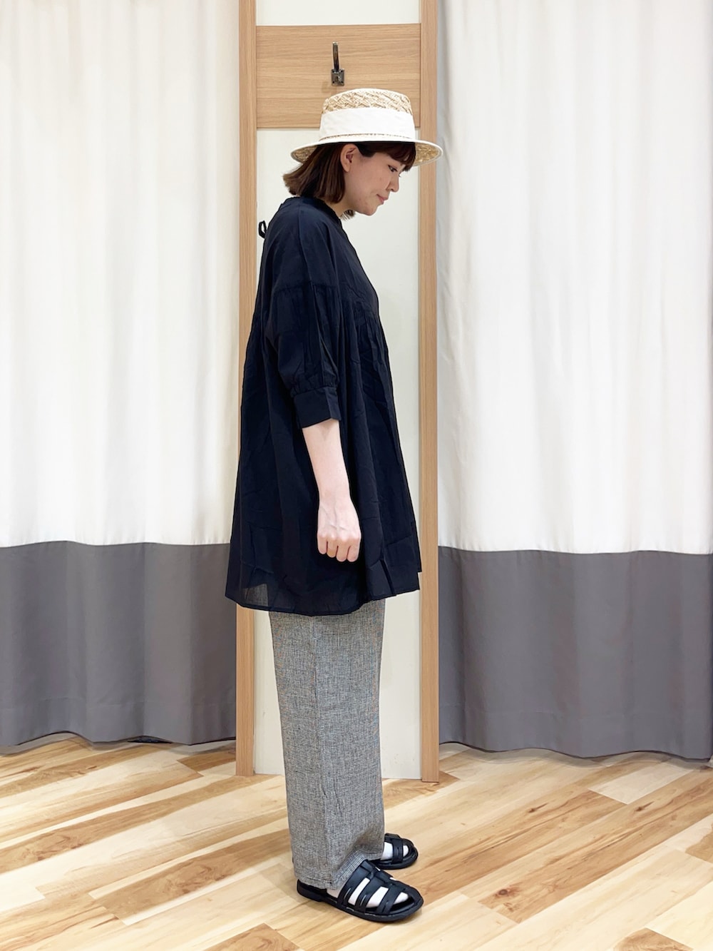 ブラック系のシャツ/ブラウス、グレー系のその他パンツ、ベージュ系のハンドバッグを着用したレディースの春コーディネートの3枚目の写真