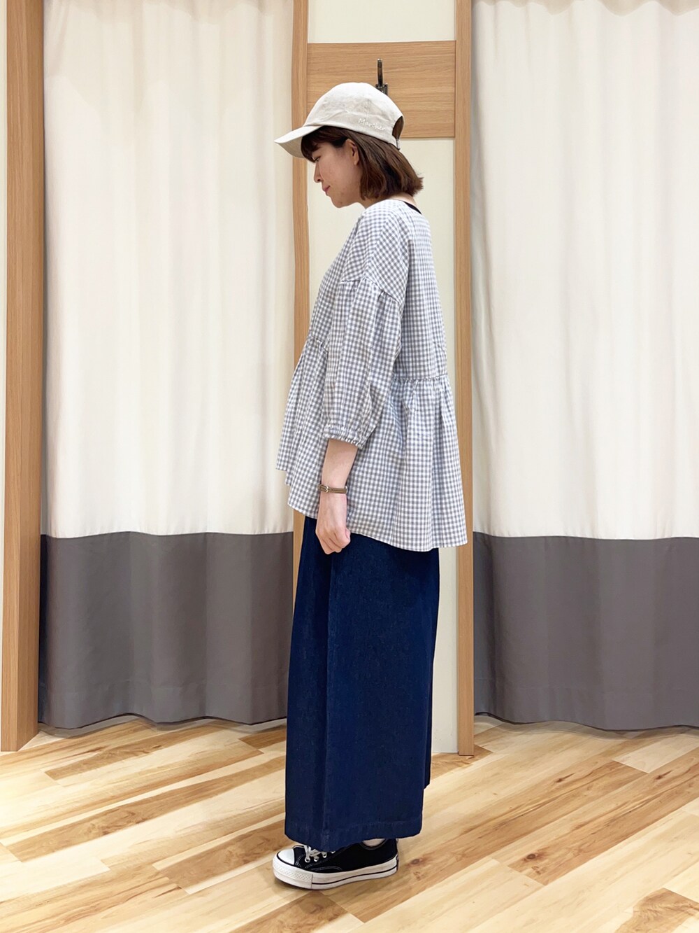 グレー系のシャツ/ブラウス、ブルー系のその他パンツ、ベージュ系のハットを着用したレディースの春コーディネートの2枚目の写真