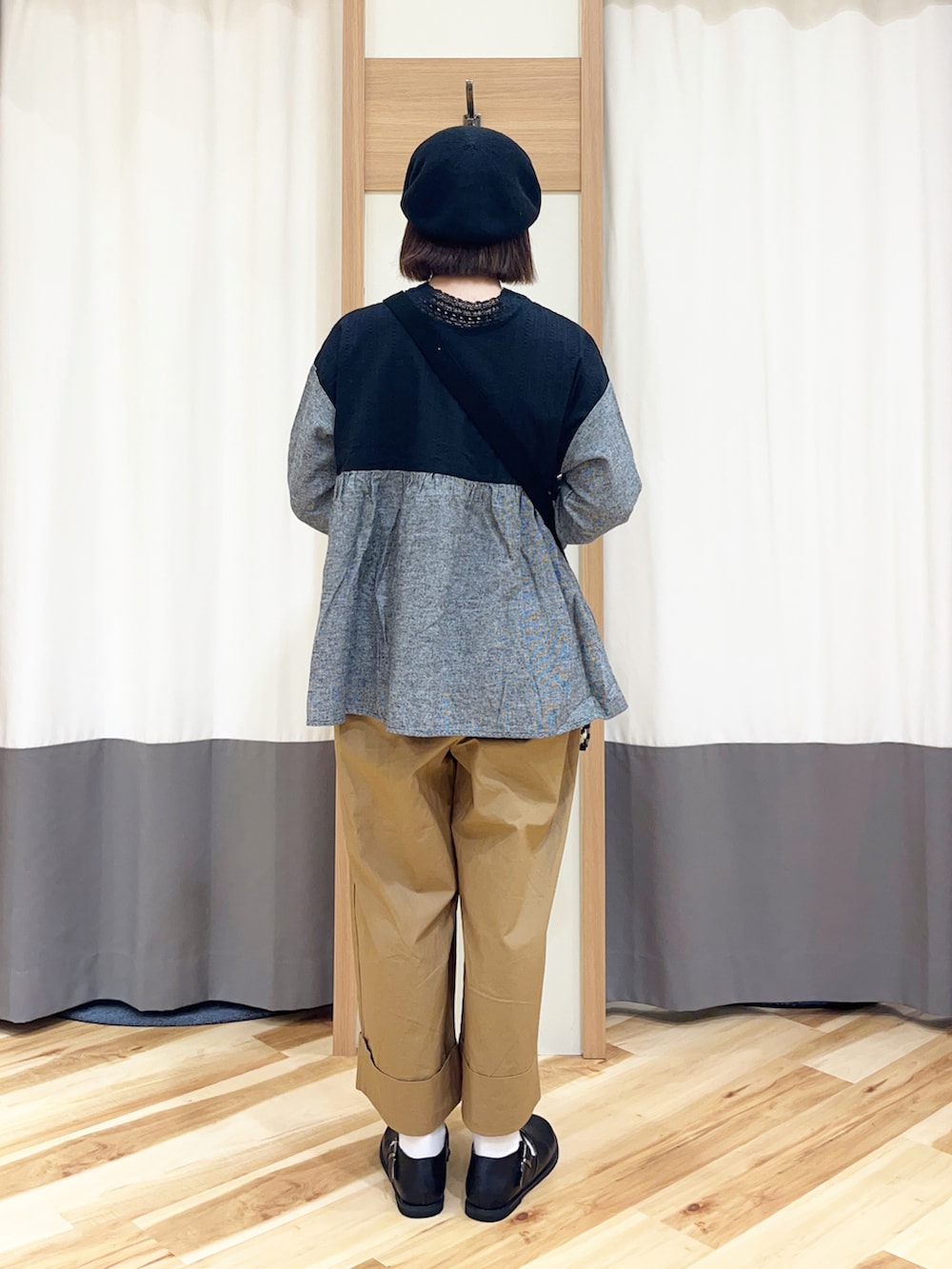 ブラック系のシャツ/ブラウス、ベージュ系のその他パンツ、ブラック系のハンドバッグを着用したレディースの秋コーディネートの2枚目の写真