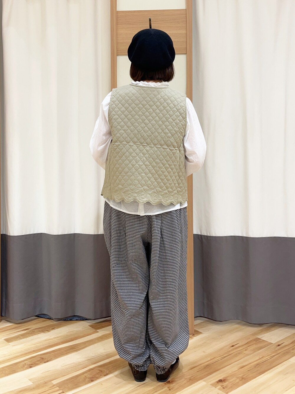 ホワイト系のシャツ/ブラウス、グレー系のその他パンツ、ブラック系のパンプスを着用したレディースの春コーディネートの2枚目の写真