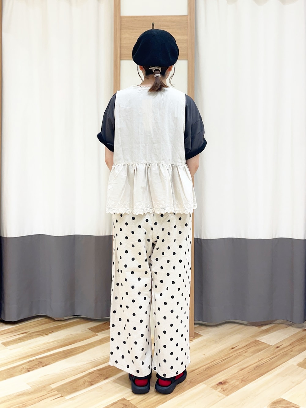 グレー系のTシャツ/カットソー、ホワイト系のベスト、ベージュ系のその他パンツを着用したレディースの夏コーディネートの3枚目の写真