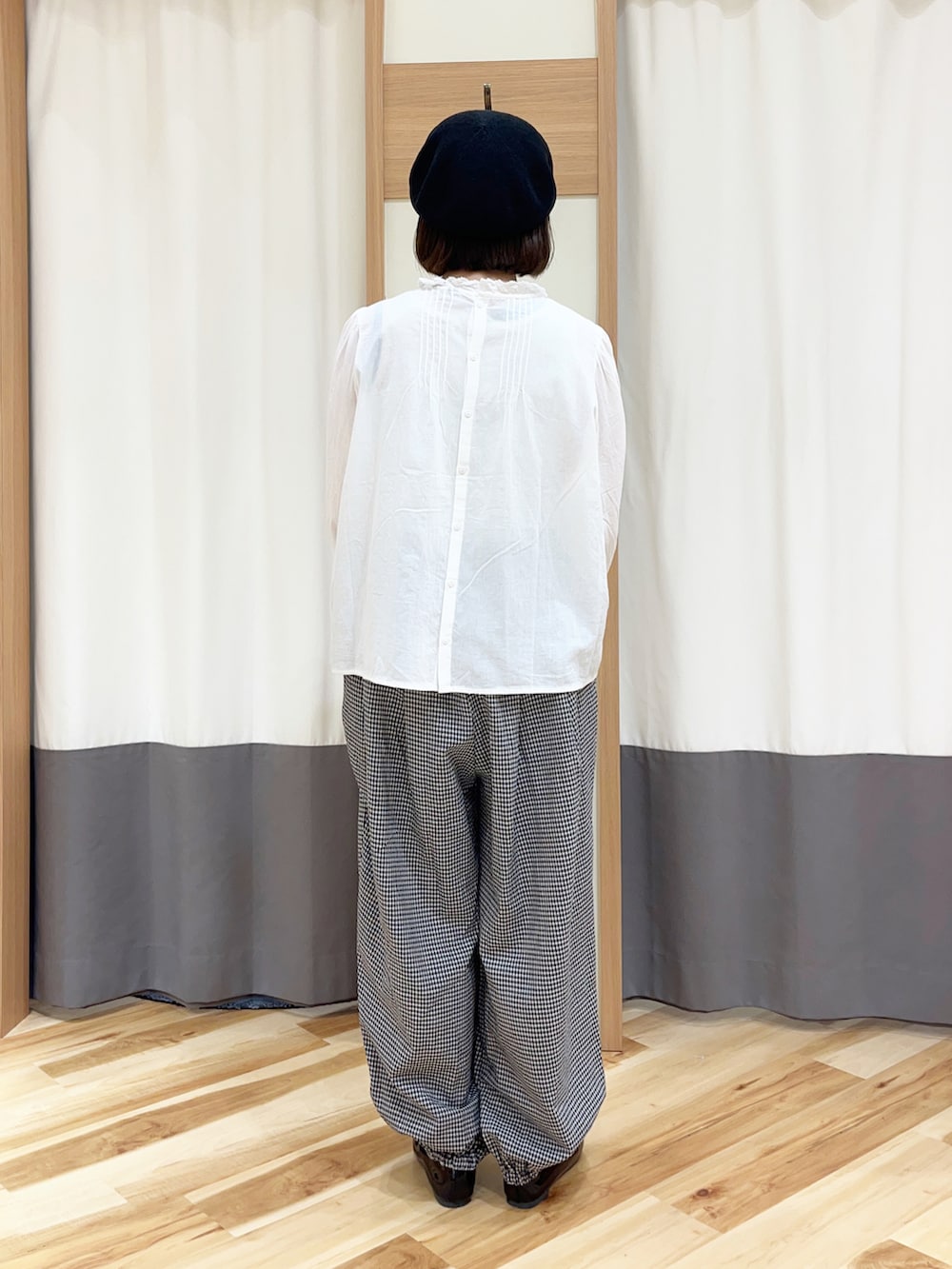 ホワイト系のシャツ/ブラウス、グレー系のその他パンツ、ブラック系のパンプスを着用したレディースの春コーディネートの2枚目の写真